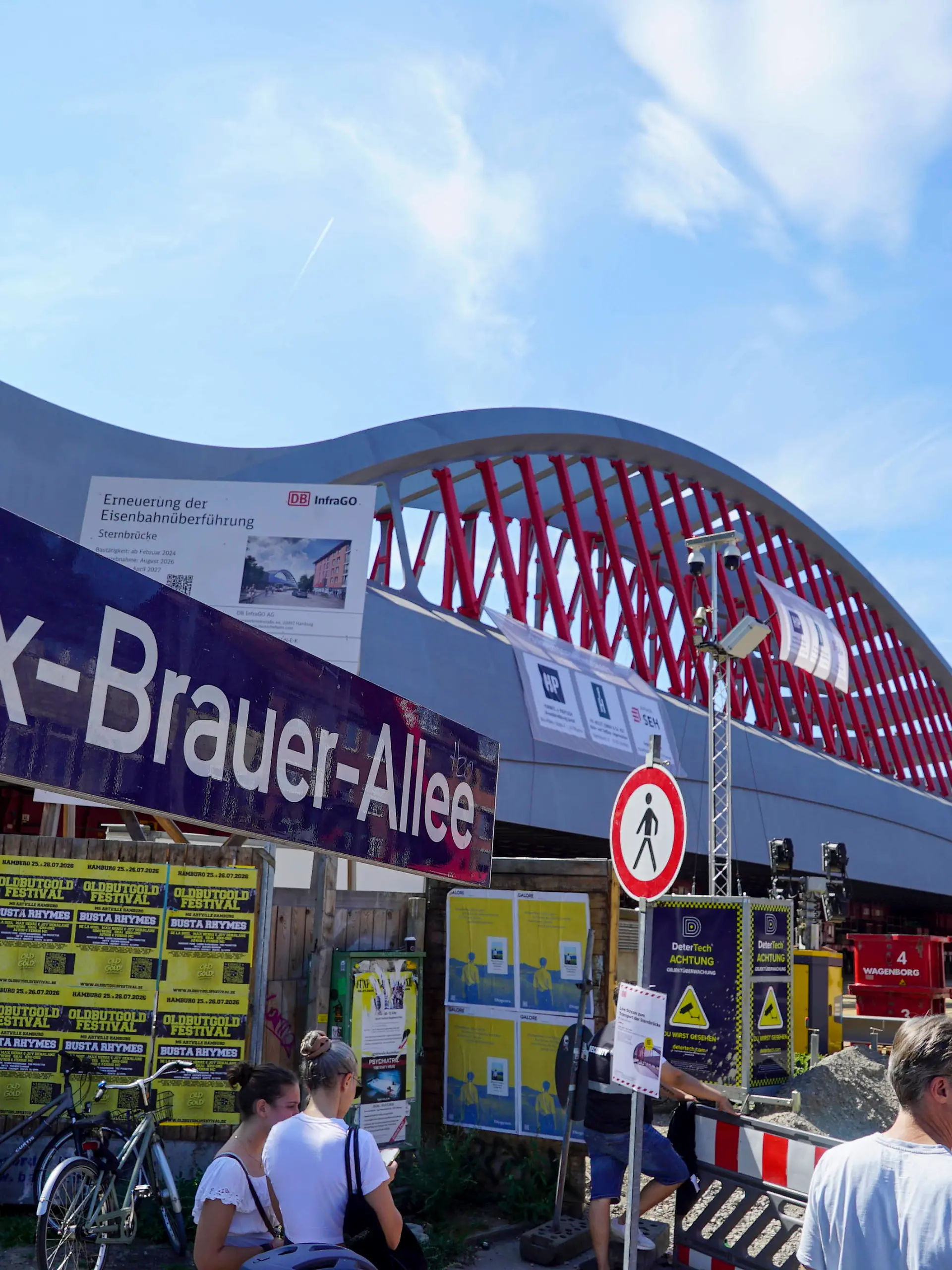 Bild zu: "Tausende Tonnen schwere Sternbrücke rollt durch Hamburg"