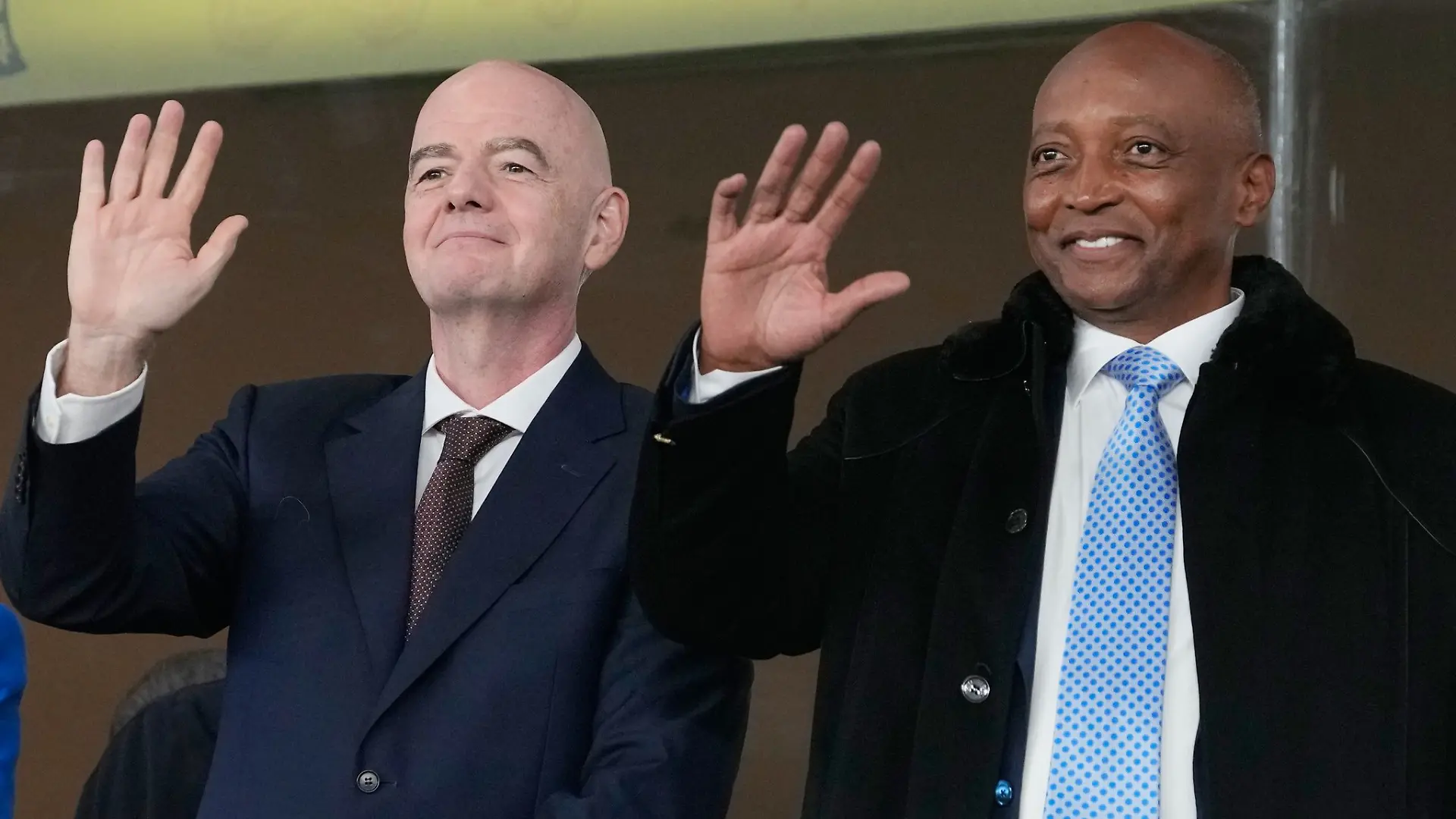 Patrice Motsepe (r) steht den Plänen von Gianni Infantino offen gegenüber. (Archivbild)