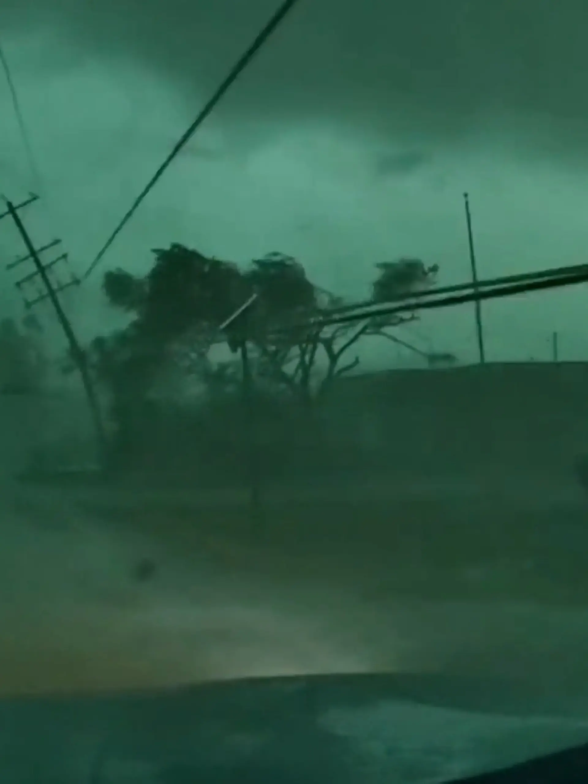 Bild zu: "Autofahrerin gerät in Tornado! Unwetter-Falle bringt sie in Lebensgefahr"