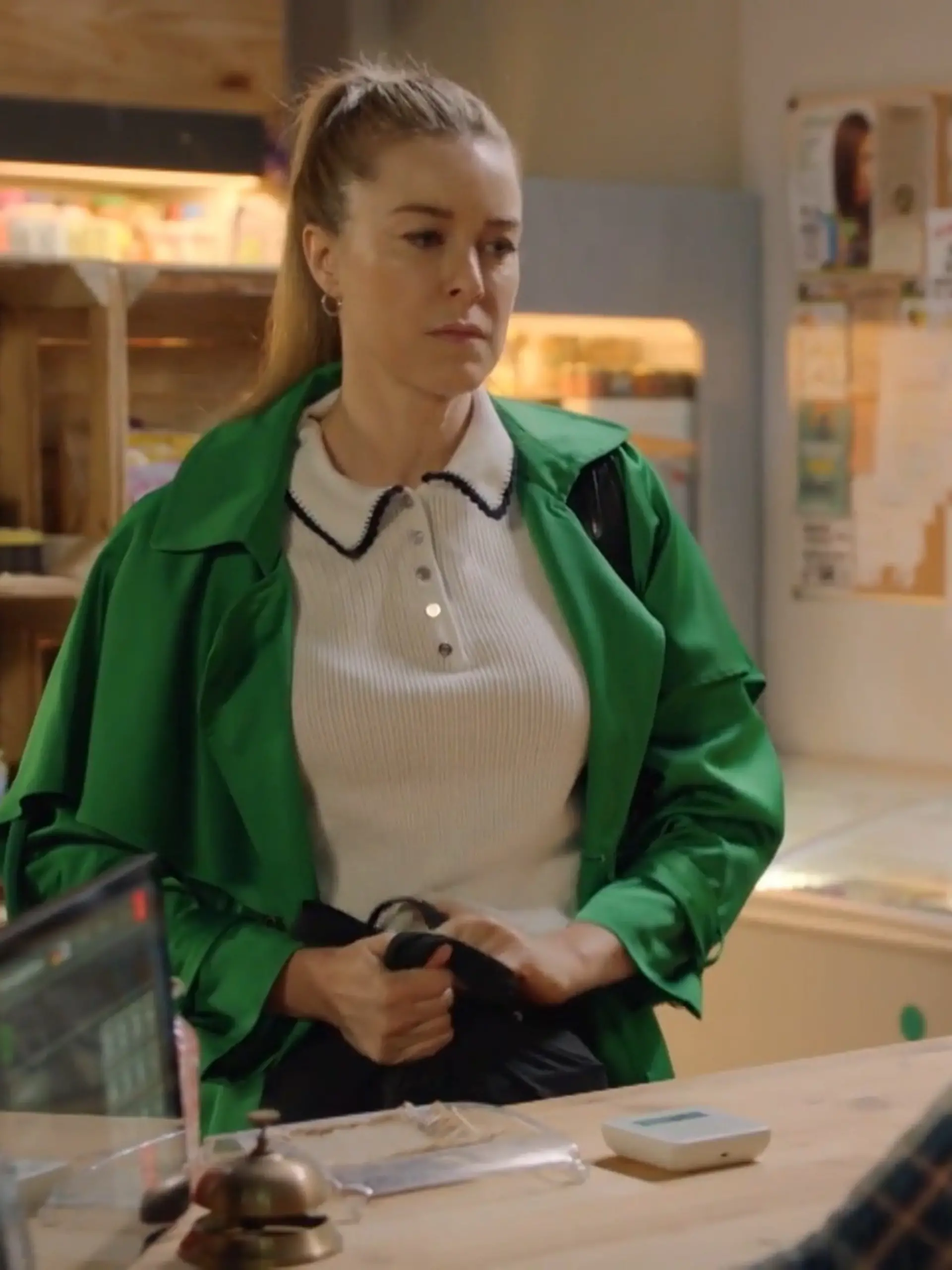 Jessica ist traurig, dass sie nichts von Philip hört. 