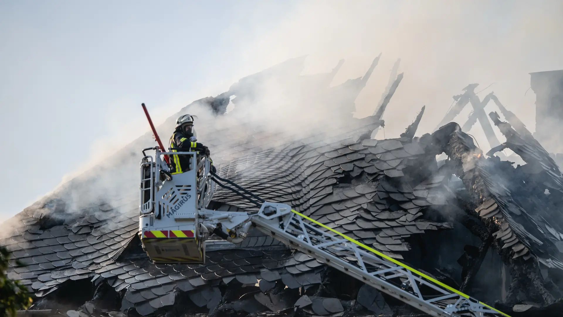 Das Dach des Schlosses Wallhausen wird von der Feuerwehr gelöscht.