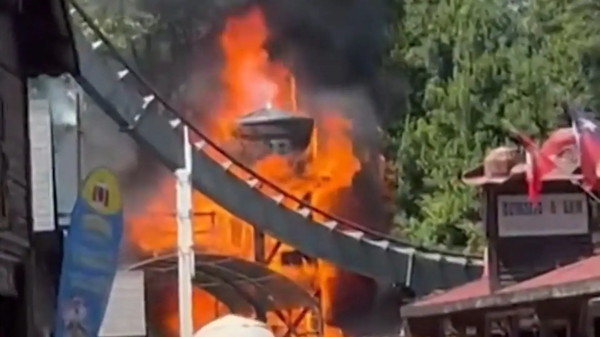 Feuer-Drama im größten Freizeitpark Italiens! Achterbahn steht plötzlich in Flammen Besucher müssen evakuiert werden