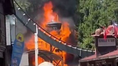 Bild von Feuer-Drama im größten Freizeitpark Italiens! Achterbahn steht plötzlich in Flammen