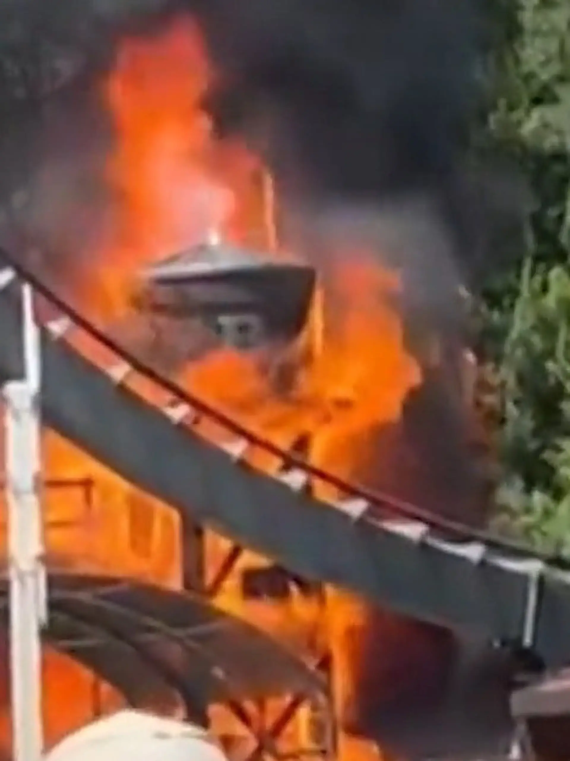 Bild zu: "Feuer-Drama im größten Freizeitpark Italiens! Achterbahn steht plötzlich in Flammen"