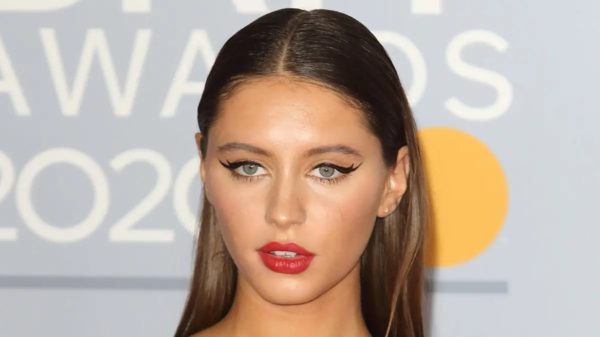 Iris Law tritt in die Fußstapfen ihres Vaters
