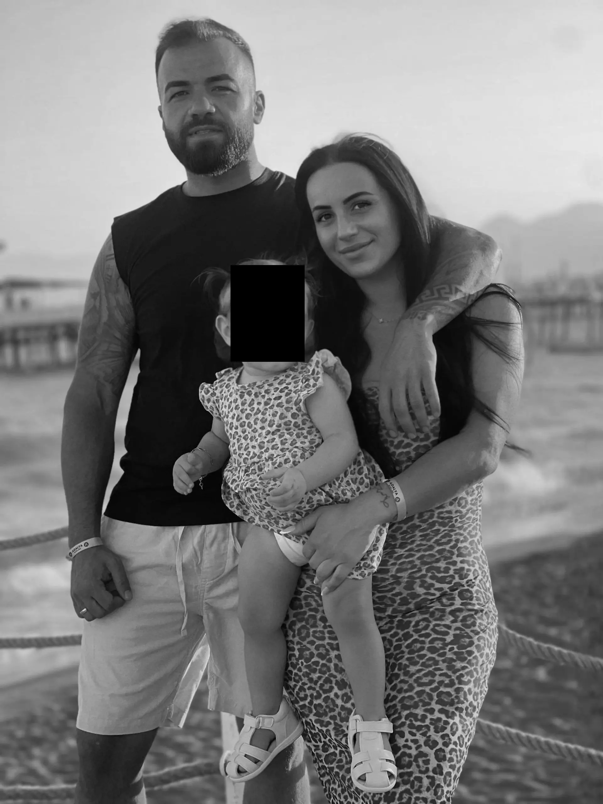 Der verstorbene Boran Erten, seine Witwe Eleftheria und ihr Kind