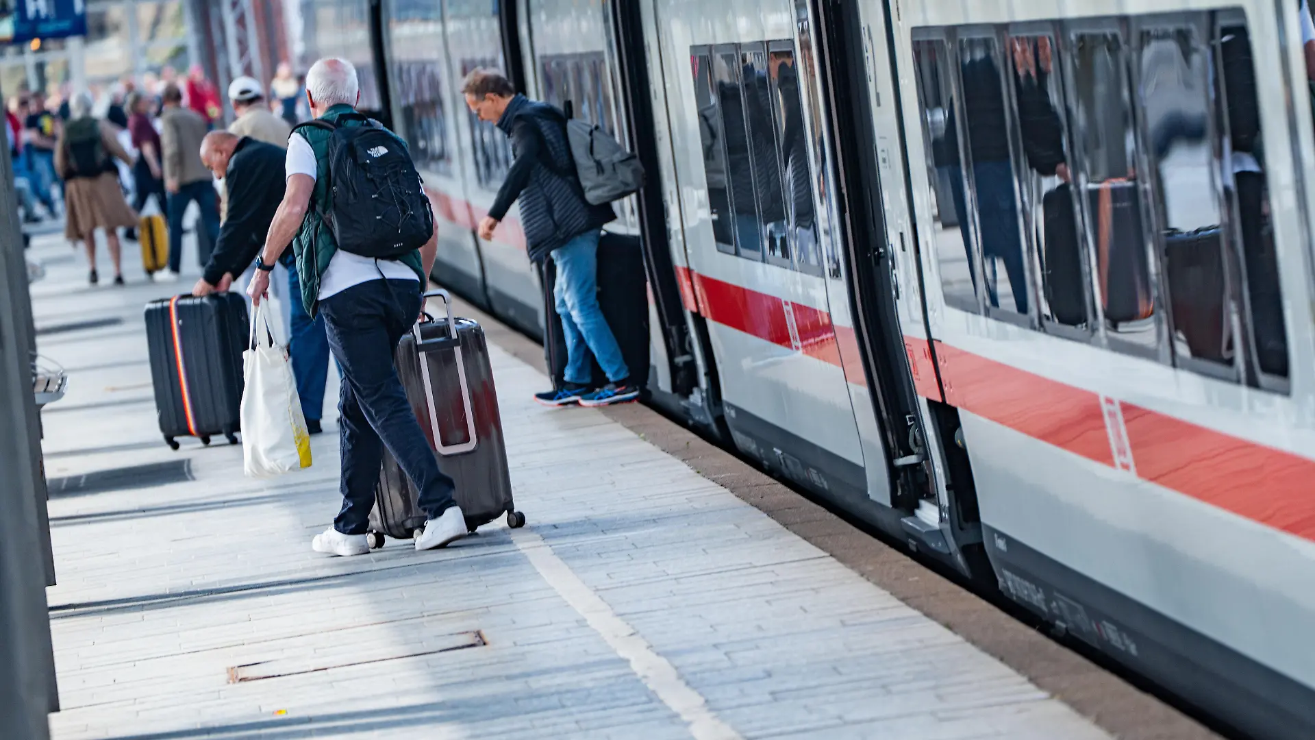 Der im Jahr 2026 neu eingeführter ICE-L des spanischen Eisenbahnherstellers Talgo bedient die Strecke Westerland (Sylt)  Hamburg Hbf  Berlin Hbf sowie nach Nordrhein-Westfalen, betrieben mit Siemens Dual Mode Vectron-Lokomotive 248 508, Zug im Bahnhof von Westerland