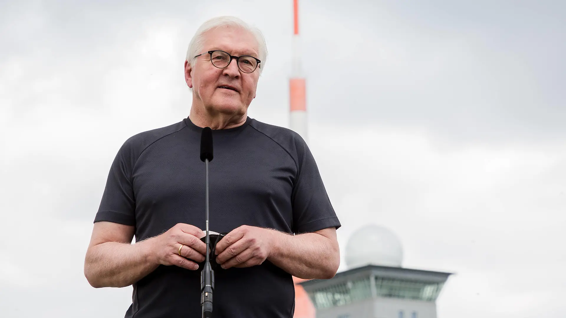 Wernigerode Bundespräsident Steinmeier wandert auf dem Brocken Bundespräsident Fank-Walter Steinmeier bei der Ansprache der Presse bei seiner Wanderung Schritt für Schritt vom Brocken aus mit Stefan Weil und Reiner Haseloff zwischen Sachsen-Anhalt und Niedersachsen am 4. Juli 2021, Brochen / Sachsen-Anhalt / Deutschland, *** Wernigerode Federal President Steinmeier walks on the Brocken Federal President Fank Walter Steinmeier addressing the press during his walk step by step from the Brocken with Stefan Weil and Reiner Haseloff between Saxony Anhalt and Lower Saxony on July 4, 2021, Brochen Saxony Anhalt Germany, Copyright: xSocher/xEibner-Pressefotox EP_kso 