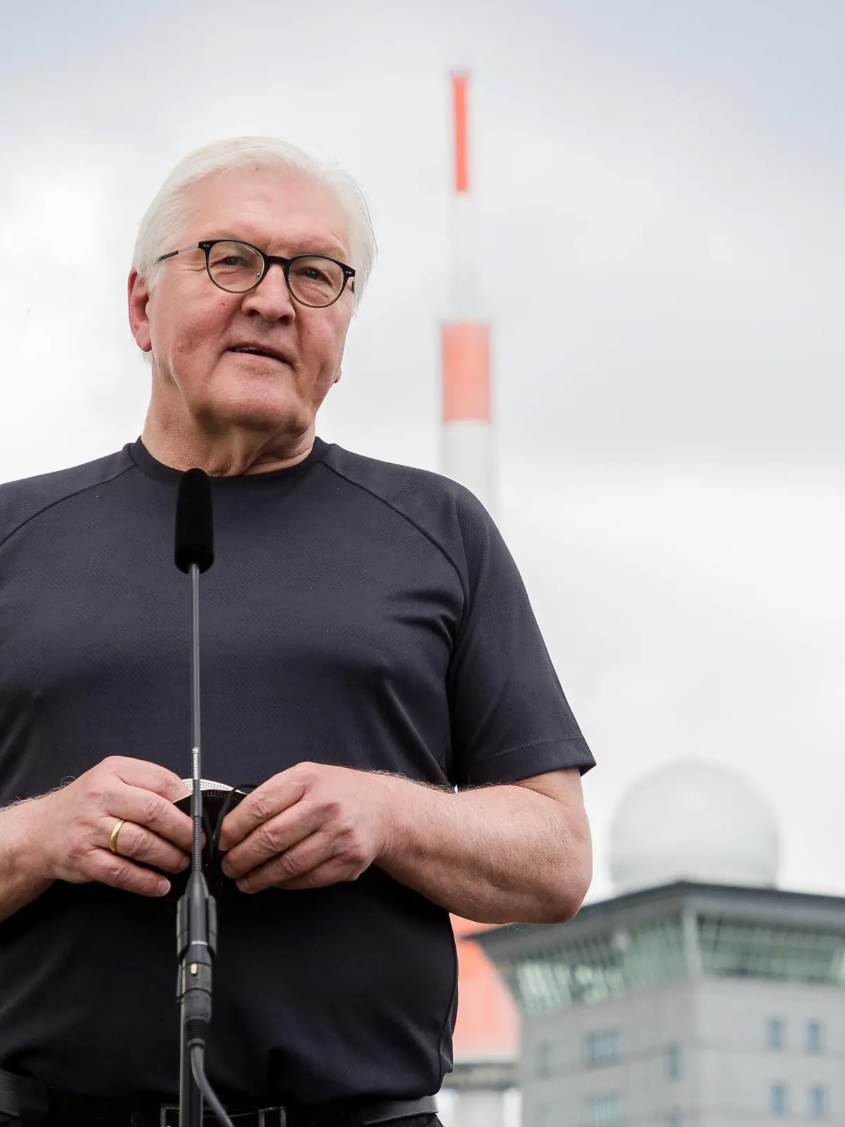 Wernigerode Bundespräsident Steinmeier wandert auf dem Brocken Bundespräsident Fank-Walter Steinmeier bei der Ansprache der Presse bei seiner Wanderung Schritt für Schritt vom Brocken aus mit Stefan Weil und Reiner Haseloff zwischen Sachsen-Anhalt und Niedersachsen am 4. Juli 2021, Brochen / Sachsen-Anhalt / Deutschland, *** Wernigerode Federal President Steinmeier walks on the Brocken Federal President Fank Walter Steinmeier addressing the press during his walk step by step from the Brocken with Stefan Weil and Reiner Haseloff between Saxony Anhalt and Lower Saxony on July 4, 2021, Brochen Saxony Anhalt Germany, Copyright: xSocher/xEibner-Pressefotox EP_kso 