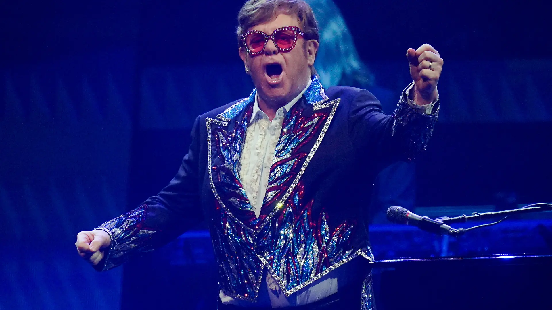 Pop-Star Elton John beim letzten Konzert seiner Abschiedstournee «Farewell Yellow Brick Road» in der Tele2 Arena in Stockholm. Jetzt begeisterte die Pop- und Rocklegende seine Fans mit einem Konzert in London. (zu dpa: «Elton John begeistert Fans mit Konzert in London») +++ dpa-Bildfunk +++