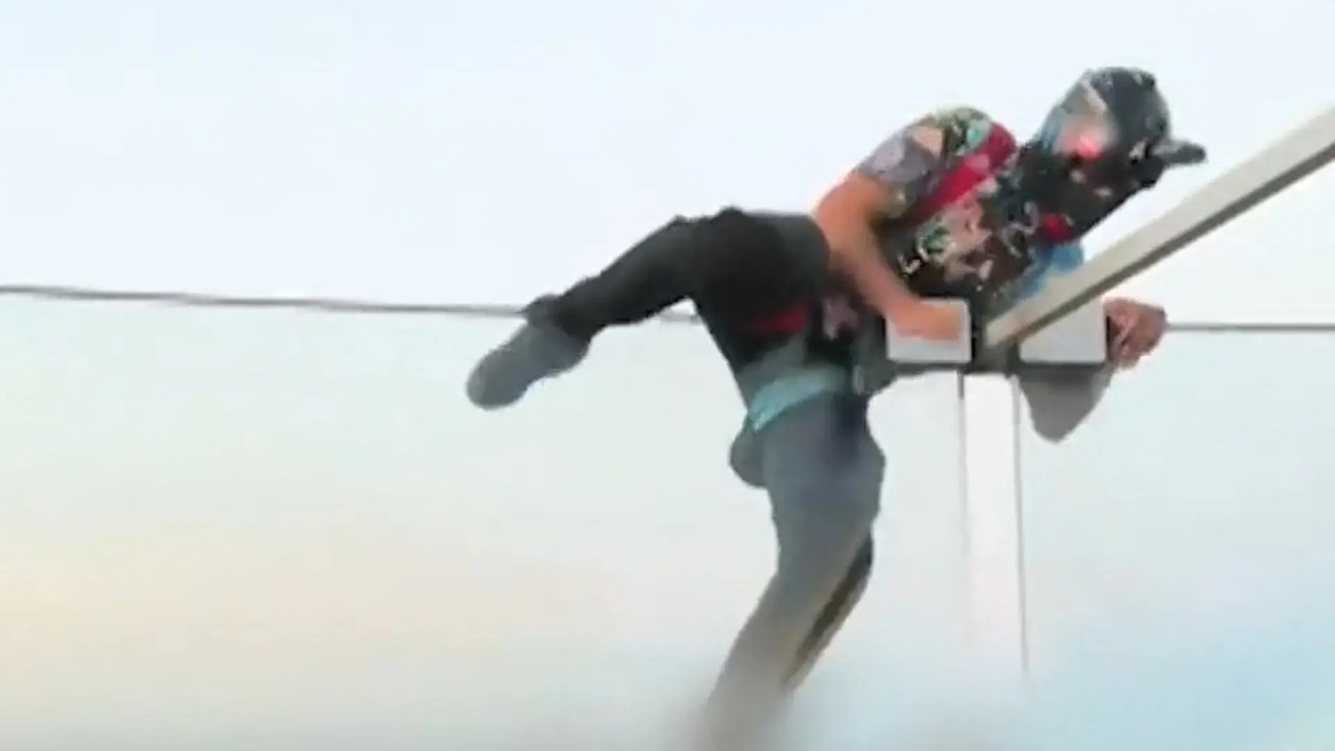 Mit Rückwärtssalto! Adrenalin-Junkies springen illegal von 184 Meter hohem Wahrzeichen Fallschirm auf Toilette angezogen