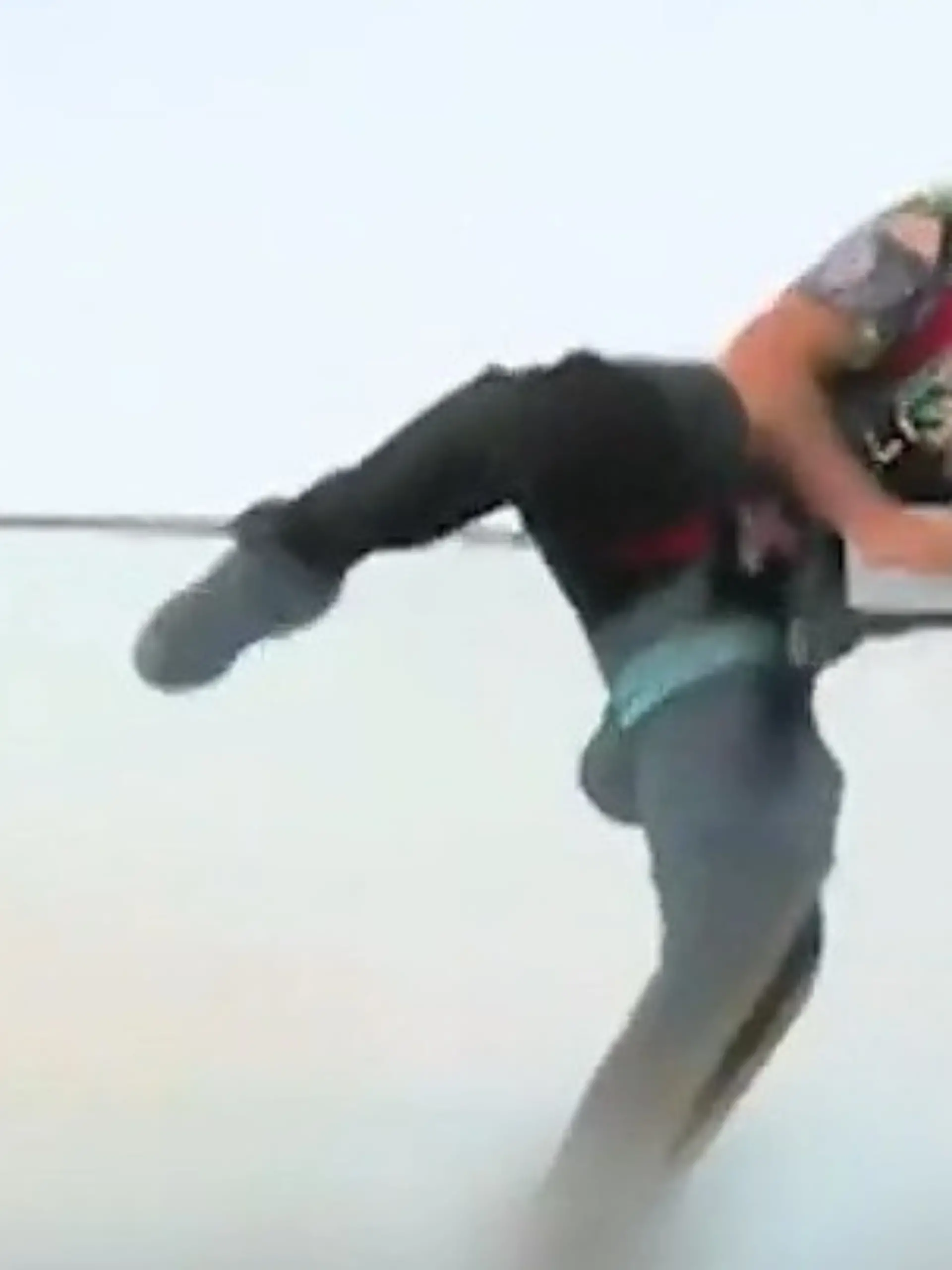 Bild zu: "Mit Rückwärtssalto! Adrenalin-Junkies springen illegal von 184 Meter hohem Wahrzeichen"
