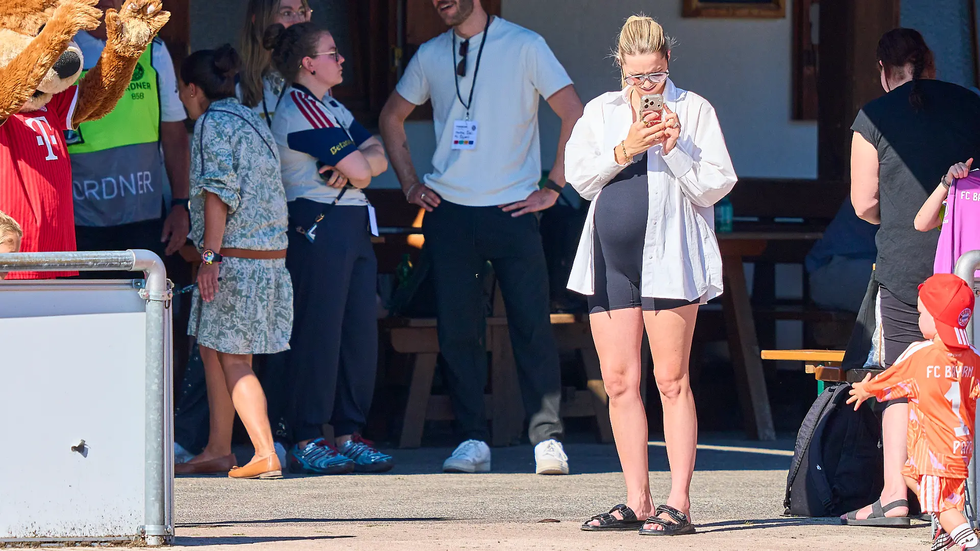 Anika Neuer besuchte ihren Ehemann Manuel Neuer im Trainingslager des FC Bayern. Dabei zog die werdende Zweifach-Mama mit ihrem deutlich sichtbaren Babybauch die Blicke auf sich.