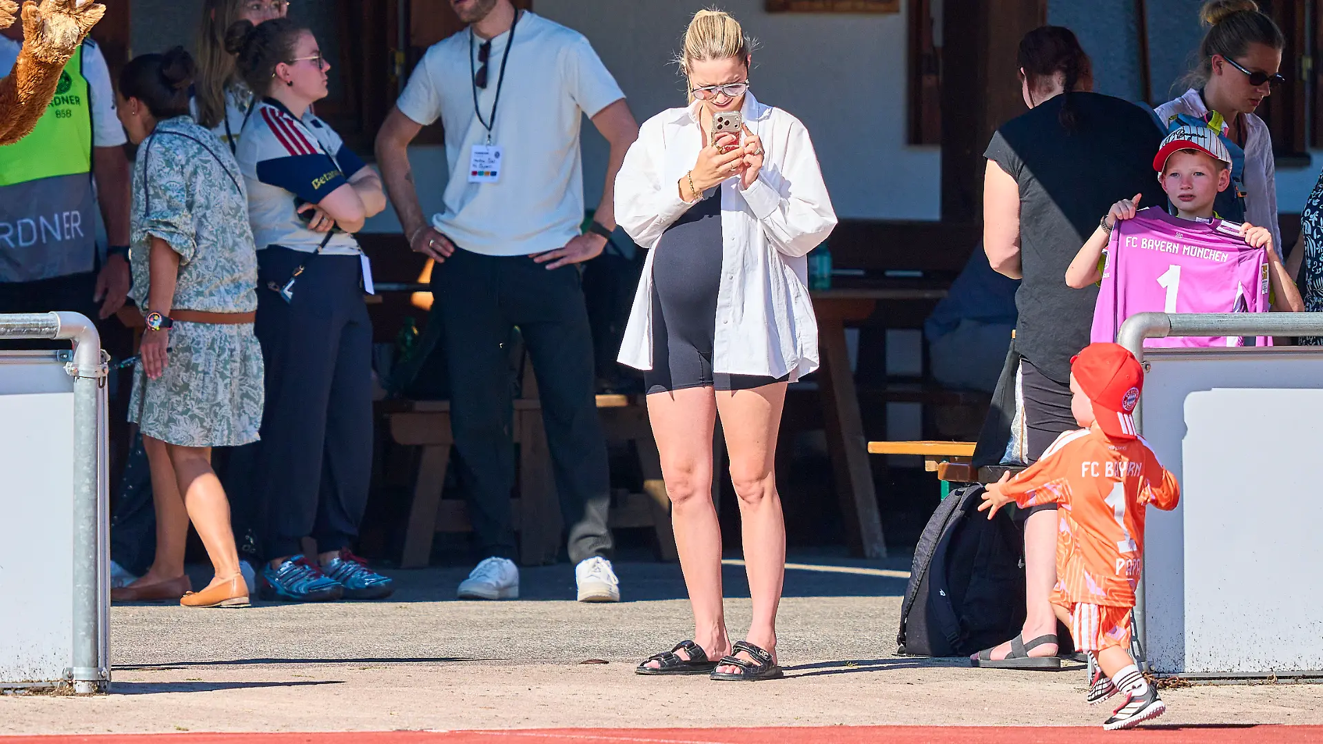 Anika Neuer besuchte ihren Ehemann Manuel Neuer im Trainingslager des FC Bayern. Dabei zog die werdende Zweifach-Mama mit ihrem deutlich sichtbaren Babybauch die Blicke auf sich.