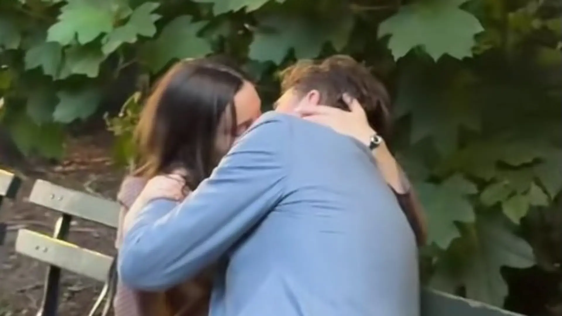 Nathaniel Cullerton küsst seine Kollegin Kelsey Borenzweig
