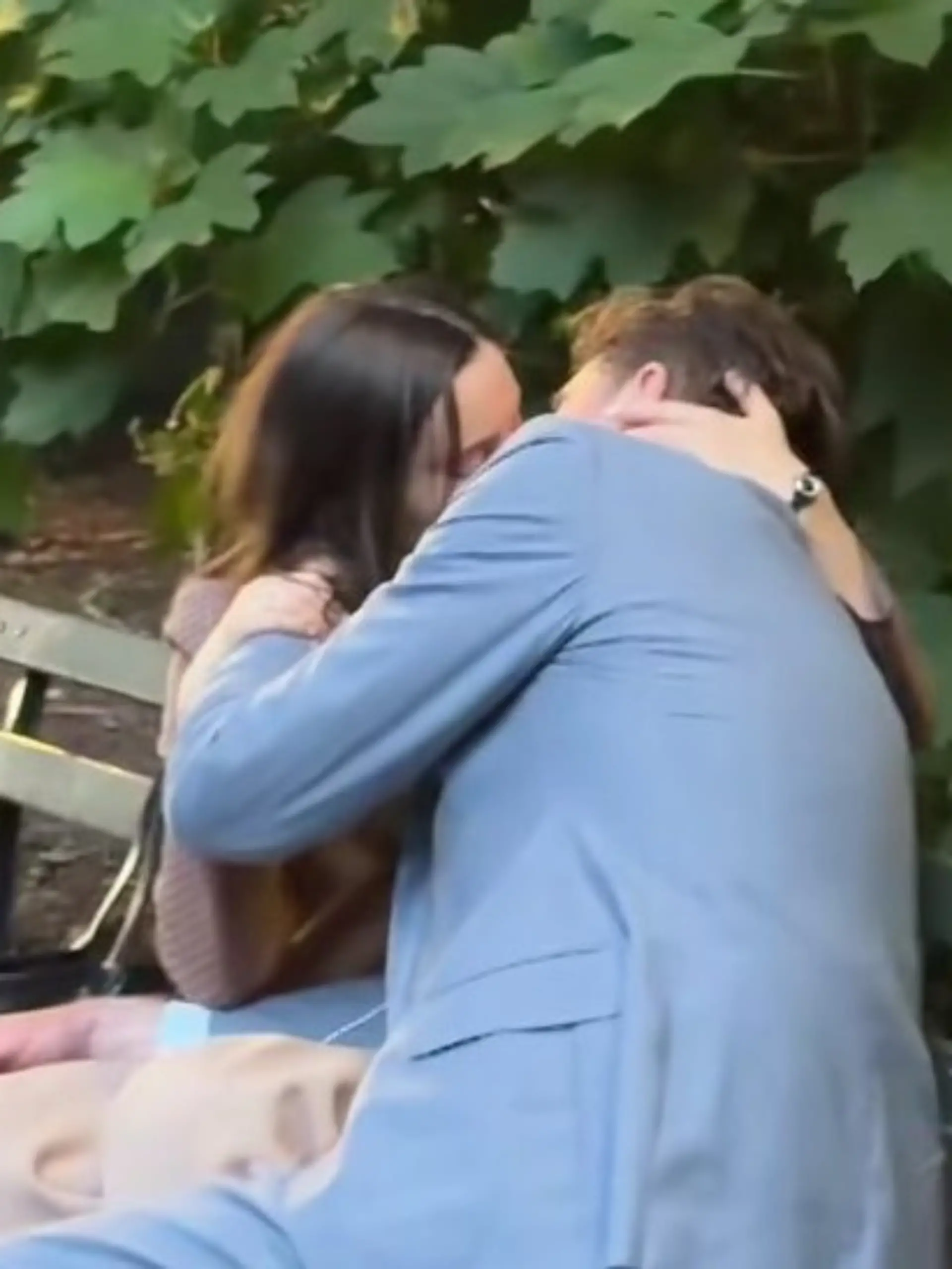 Nathaniel Cullerton küsst seine Kollegin Kelsey Borenzweig