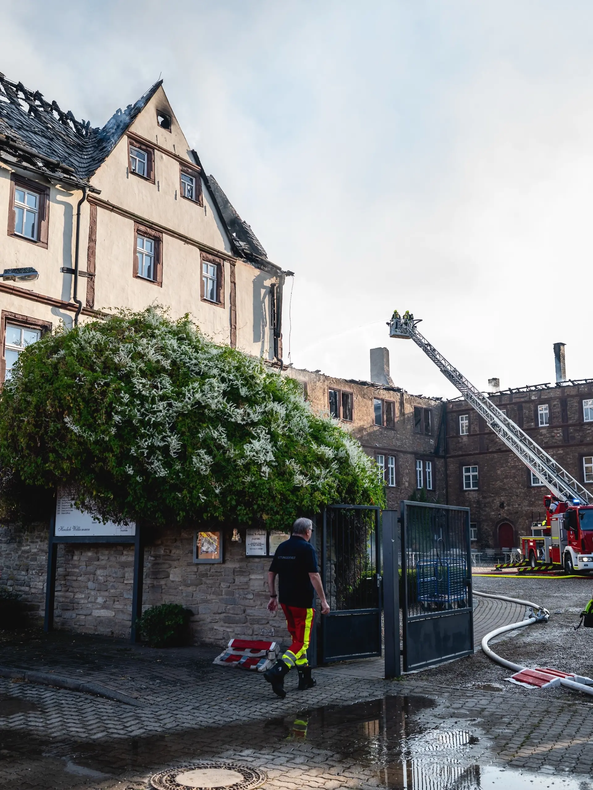 Einsatzkräfte der Feuerwehr löschen einen Brand am Schloss Wallhausen. Das Dach des Schloss Wallhausen stand in der Nacht vom 29. auf den 30. Juli 2026 in Vollbrand.