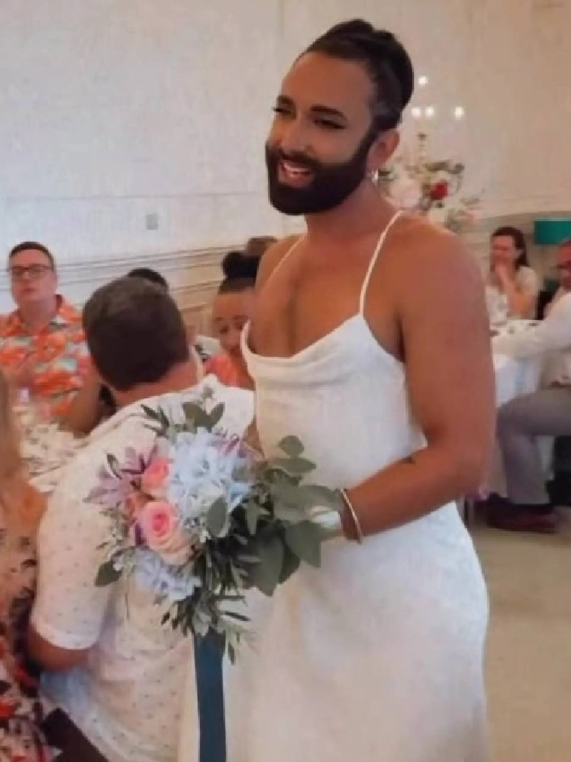 Bild zu: "Heimliche Hochzeit? Conchita Wurst taucht plötzlich im Brautkleid auf"