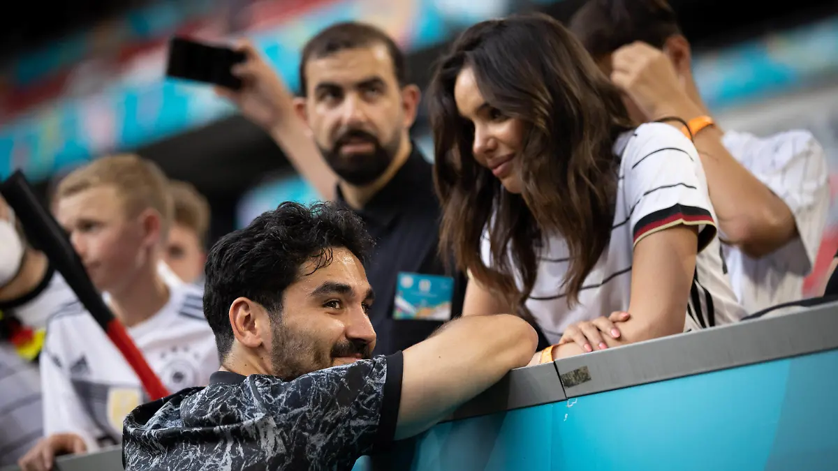 19.06.2021, Bayern, München: Fußball: EM, Portugal - Deutschland, Vorrunde, Gruppe F, 2. Spieltag, in der EM-Arena München. Deutschlands Ilkay Gündogan steht nach dem Spiel bei Freunden, Familie und Fans. (zu "Treffpunkt Stadion: Spieler vermissen ihre Liebsten - «Das tat weh»") Foto: Christian Charisius/dpa +++ dpa-Bildfunk +++