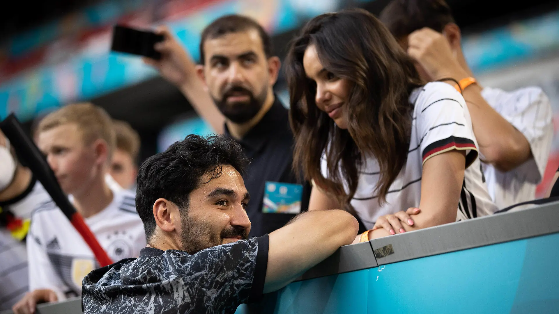 19.06.2021, Bayern, München: Fußball: EM, Portugal - Deutschland, Vorrunde, Gruppe F, 2. Spieltag, in der EM-Arena München. Deutschlands Ilkay Gündogan steht nach dem Spiel bei Freunden, Familie und Fans. (zu "Treffpunkt Stadion: Spieler vermissen ihre Liebsten - «Das tat weh»") Foto: Christian Charisius/dpa +++ dpa-Bildfunk +++