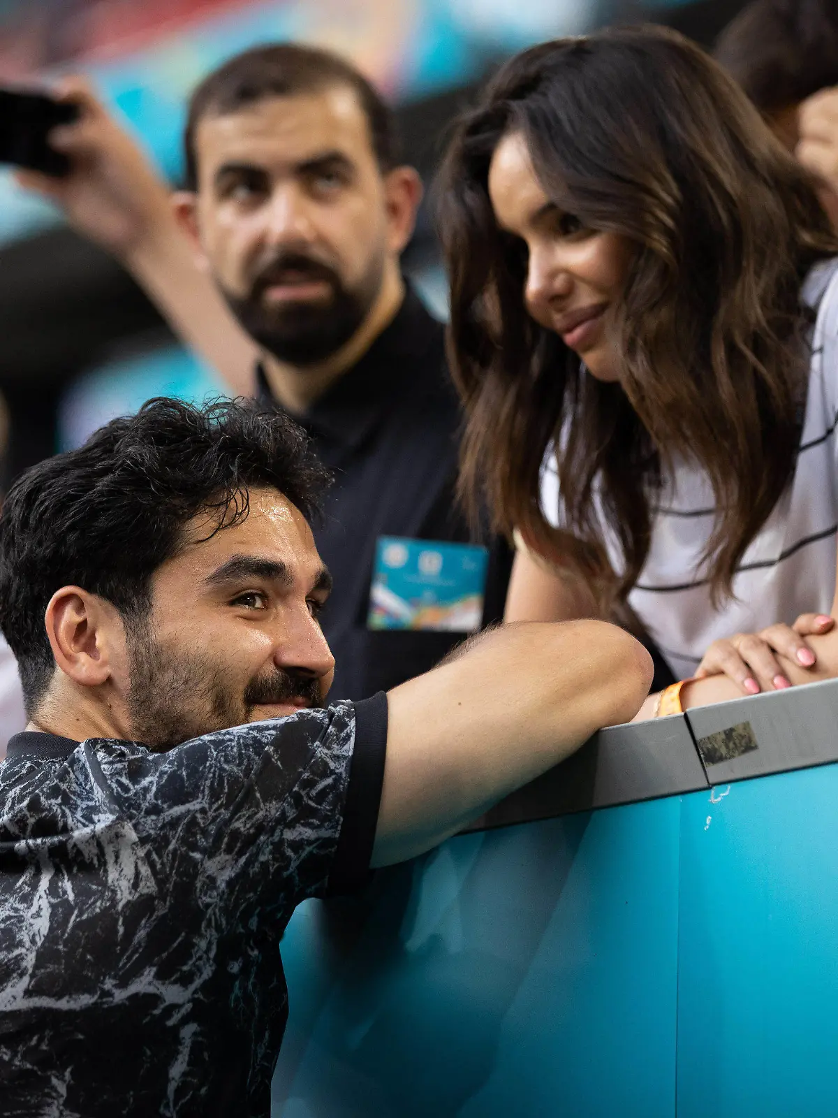 19.06.2021, Bayern, München: Fußball: EM, Portugal - Deutschland, Vorrunde, Gruppe F, 2. Spieltag, in der EM-Arena München. Deutschlands Ilkay Gündogan steht nach dem Spiel bei Freunden, Familie und Fans. (zu "Treffpunkt Stadion: Spieler vermissen ihre Liebsten - «Das tat weh»") Foto: Christian Charisius/dpa +++ dpa-Bildfunk +++