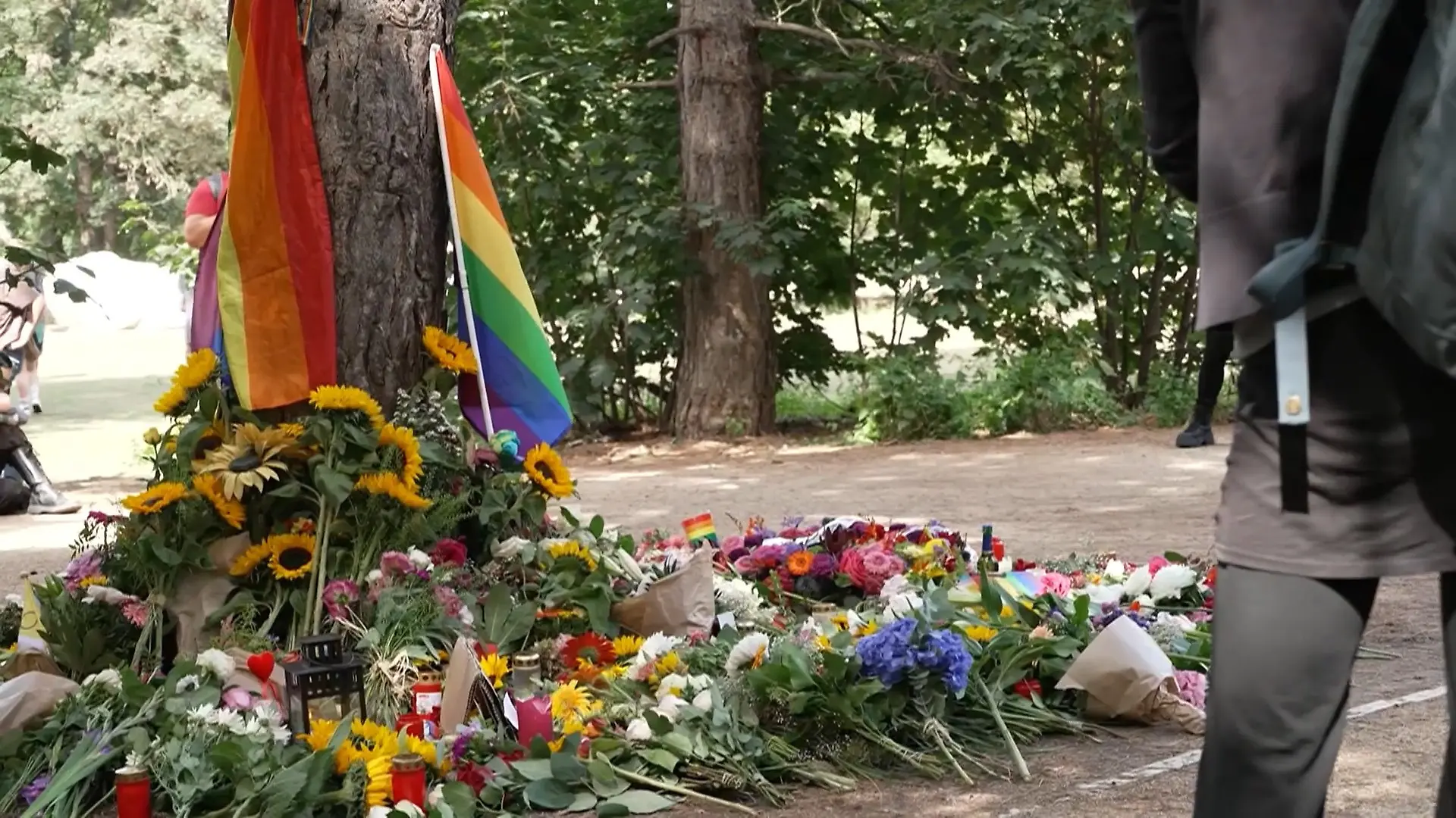 „Ab nach Auschwitz“ – diese Hetze gegen queere Menschen schockiert Hass nach CSD-Anschlag