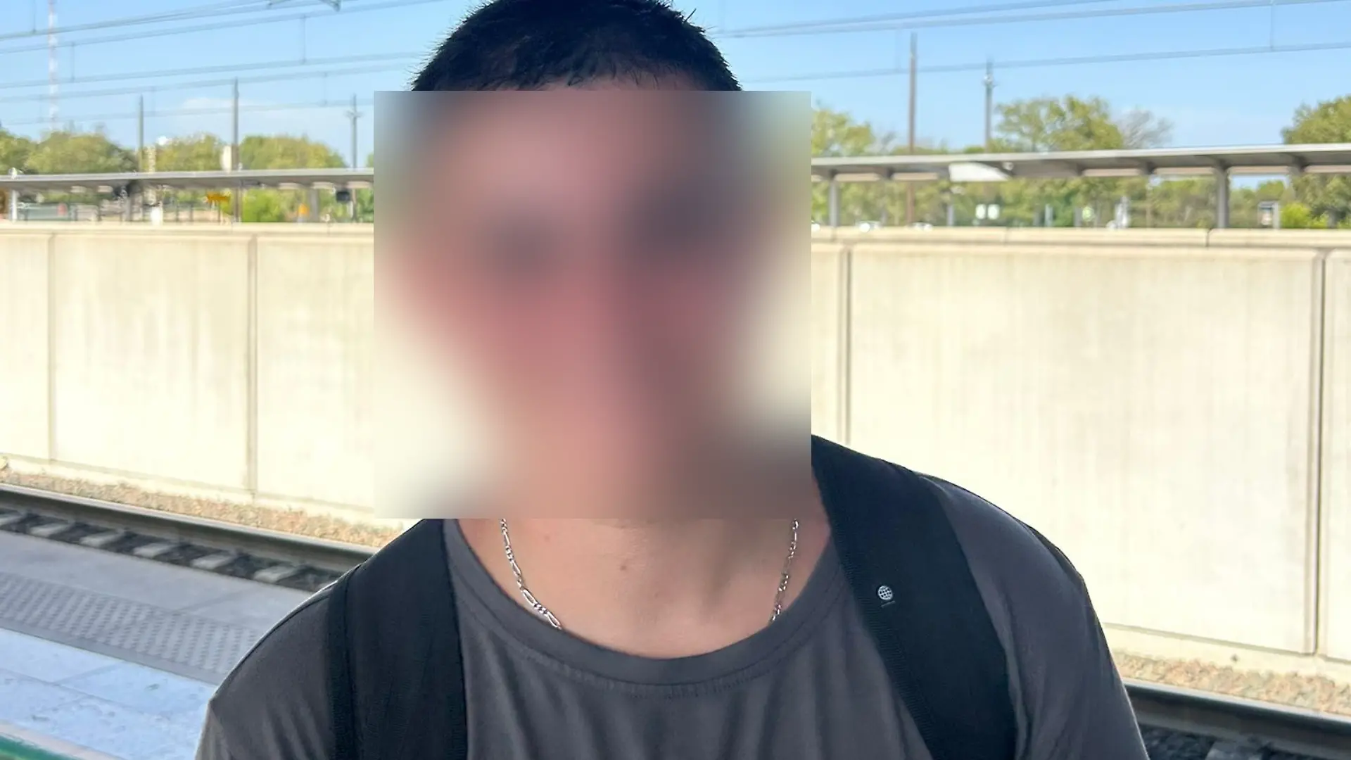 Als 12-Jähriger wird Yanis missbraucht, kurz vor seinem 18. Geburtstag nimmt er sich das Leben. 