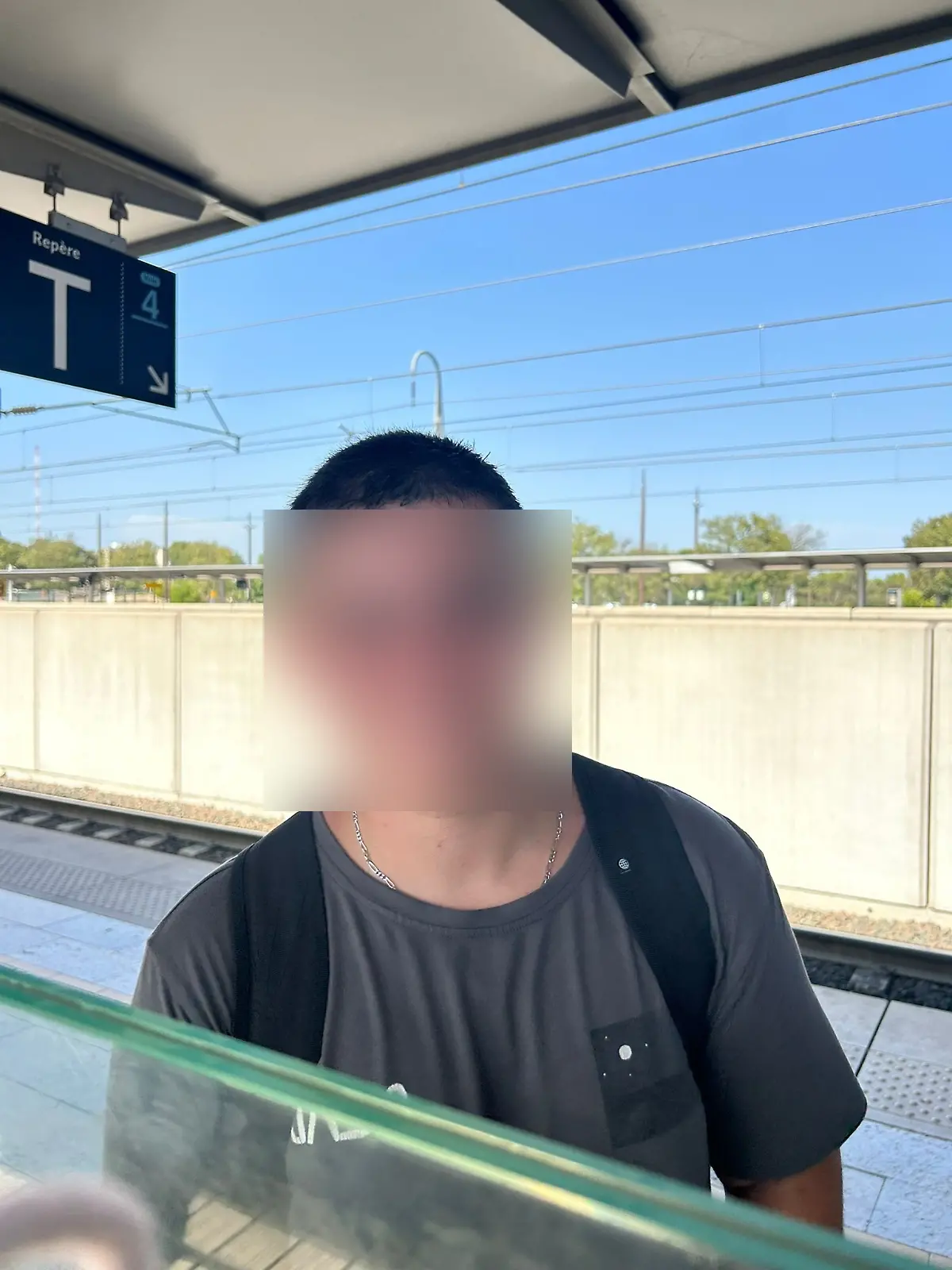 Als 12-Jähriger wird Yanis missbraucht, kurz vor seinem 18. Geburtstag nimmt er sich das Leben. 