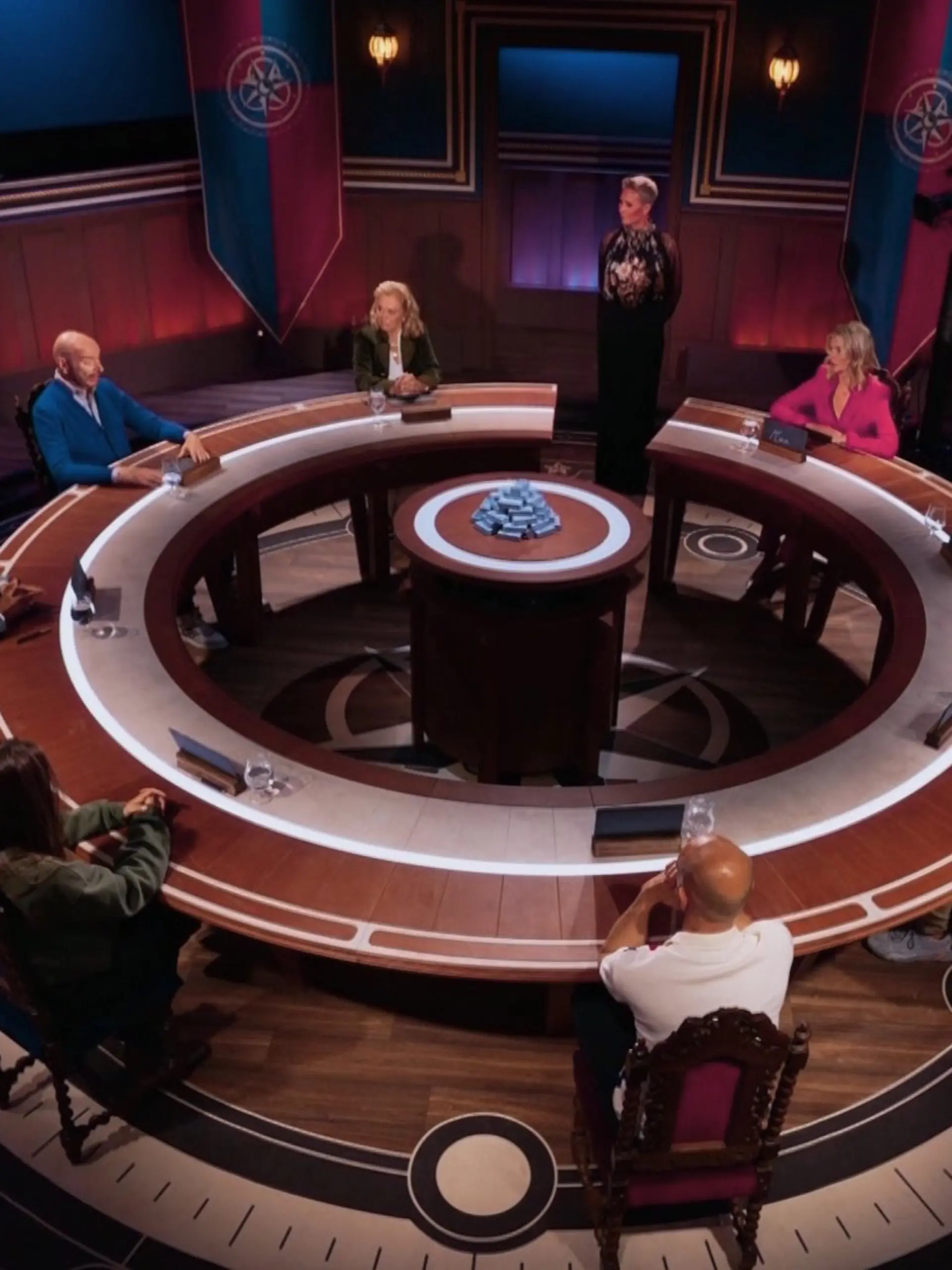 Der Runde Tisch in der sechsten Folge von „Die Verräter”