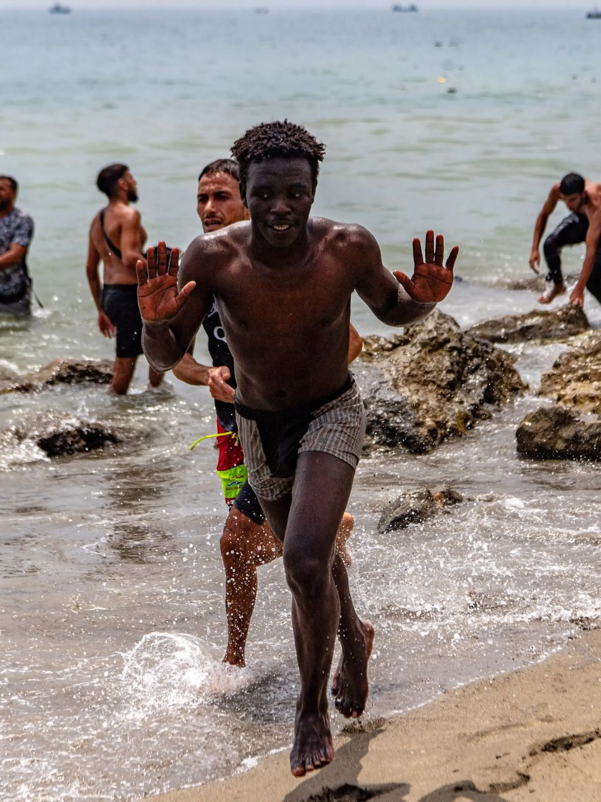 Bild zu: "Fast 50.000 Migranten stürmen spanische Exklave Ceuta - Madrid entsendet Soldaten"