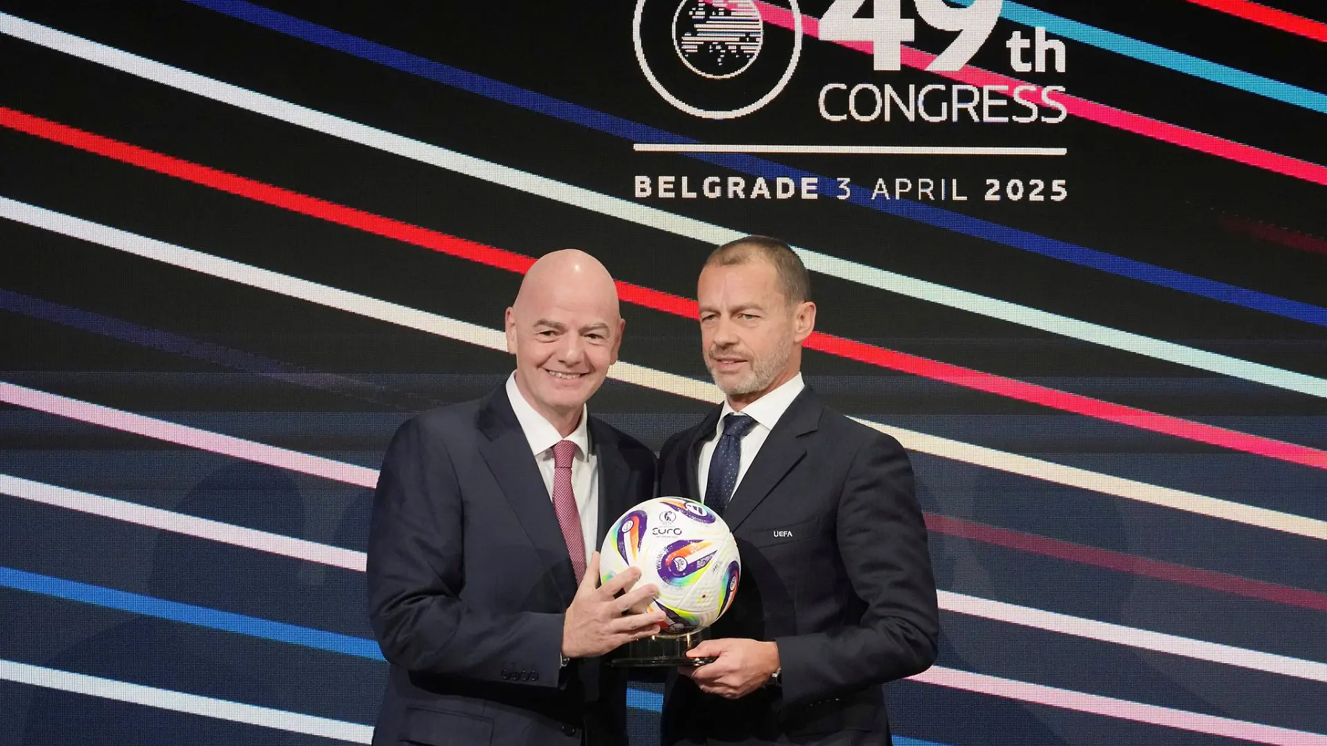 Infantino (l) und Ceferin liegen wegen des Investorendeals im Clinch. (Archivbild)