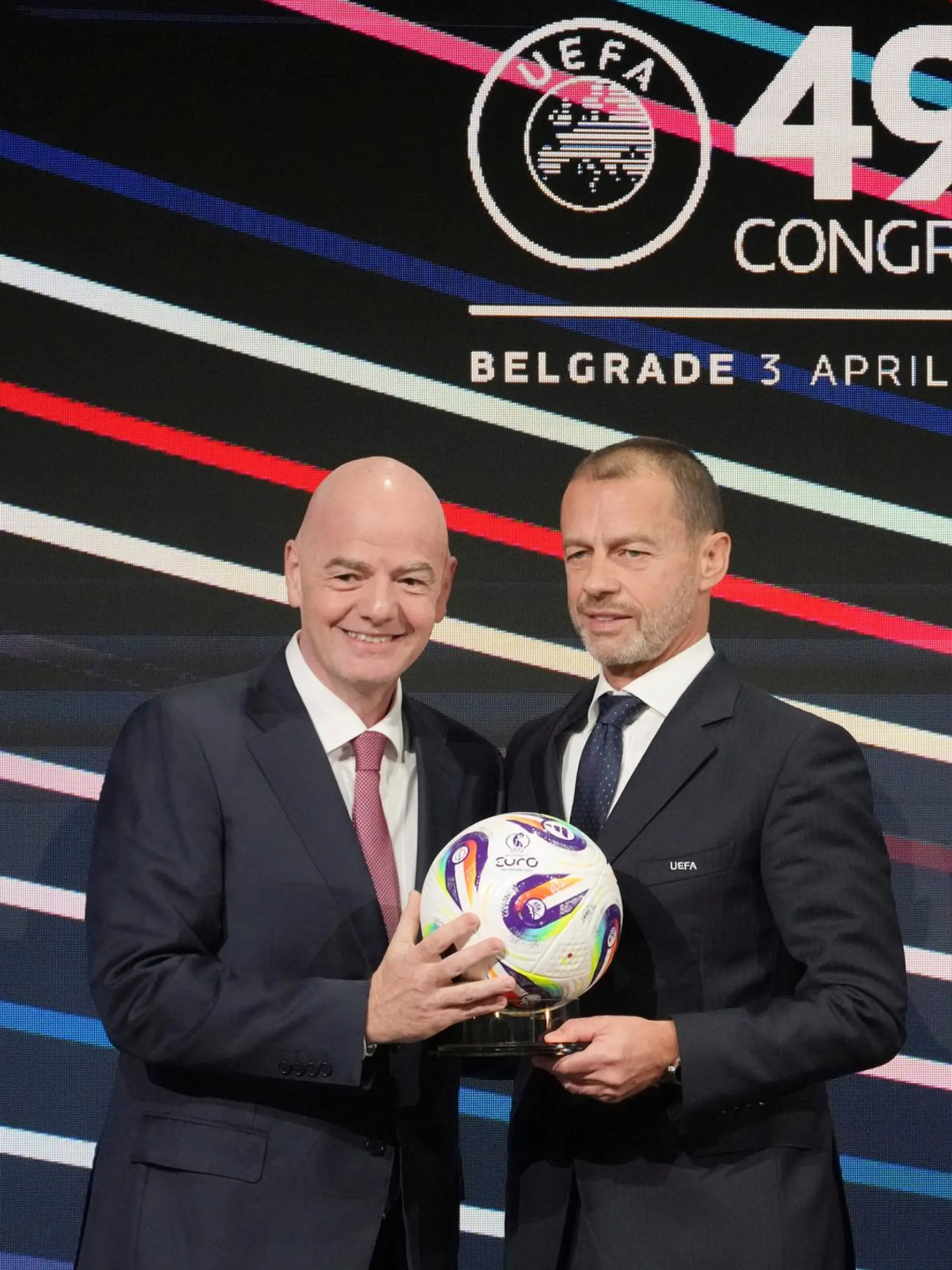 Infantino (l) und Ceferin liegen wegen des Investorendeals im Clinch. (Archivbild)