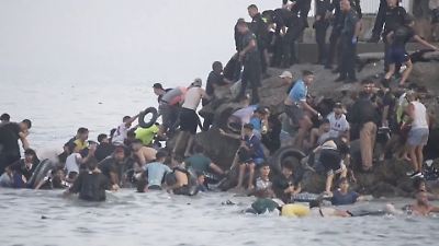 Bild von Migranten-Ansturm auf EU-Grenze! Brutale Szenen in spanischer Exklave