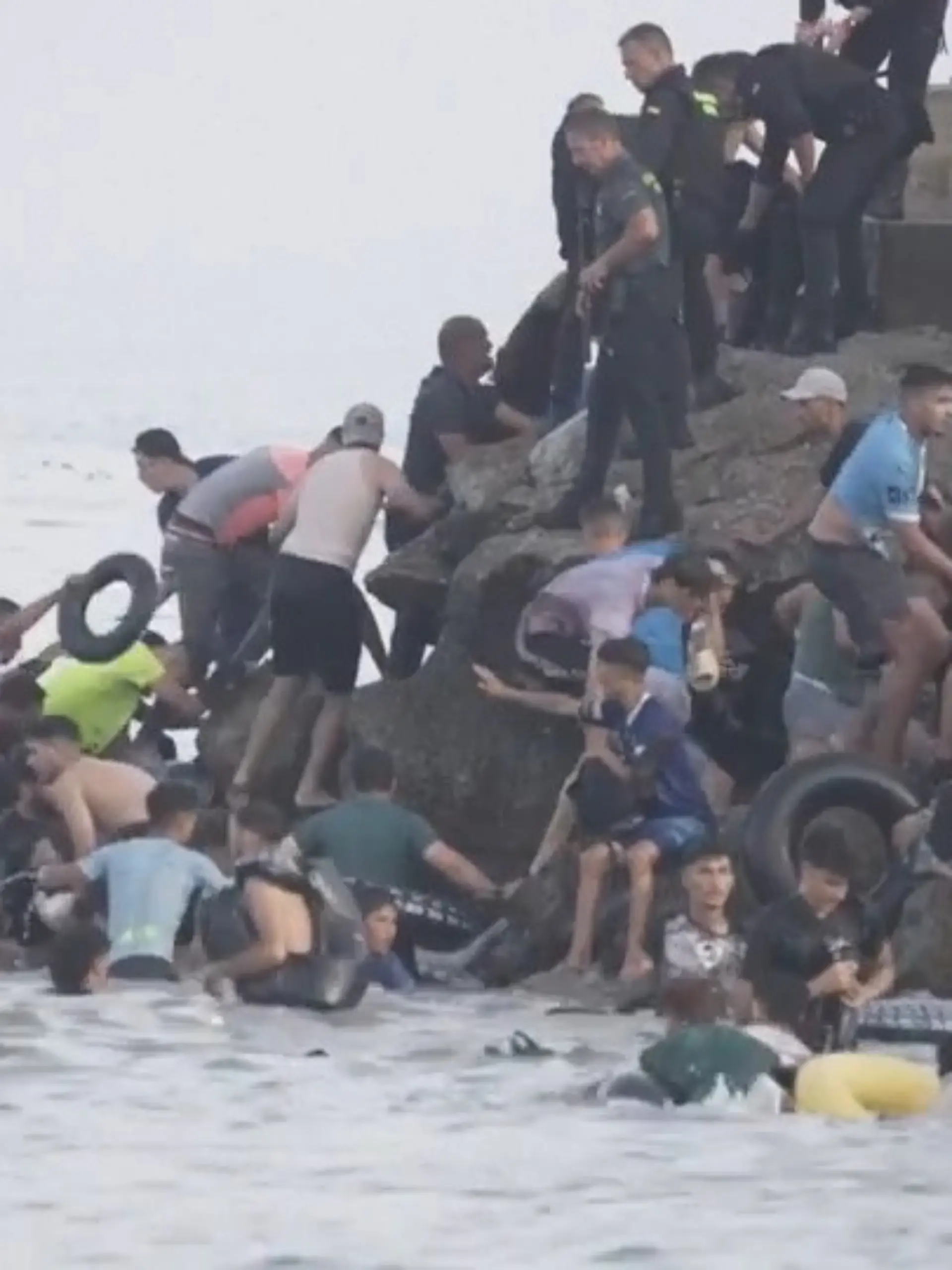 Bild zu: "Migranten-Ansturm auf EU-Grenze! Brutale Szenen in spanischer Exklave"