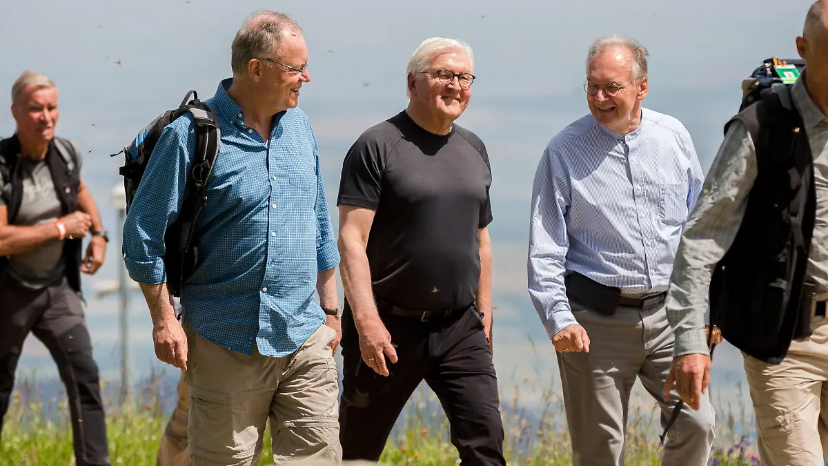Wernigerode Bundespräsident Steinmeier wandert auf dem Brocken Bundespräsident Fank-Walter Steinmeier m wandert im Rahmen seiner Aktion Schritt für Schritt vom Brocken aus mit Stephan Weil li und Reiner Haseloff re zwischen Sachsen-Anhalt und Niedersachsen am 4. Juli 2021, Brochen / Sachsen-Anhalt / Deutschland, *** Wernigerode Federal President Steinmeier walks on the Brocken Federal President Fank Walter Steinmeier m walks as part of his campaign step by step from the Brocken with Stephan Weil li and Reiner Haseloff re between Saxony Anhalt and Lower Saxony on 4 July 2021, Brochen Saxony Anhalt Germany, Copyright: xSocher/xEibner-Pressefotox EP_kso