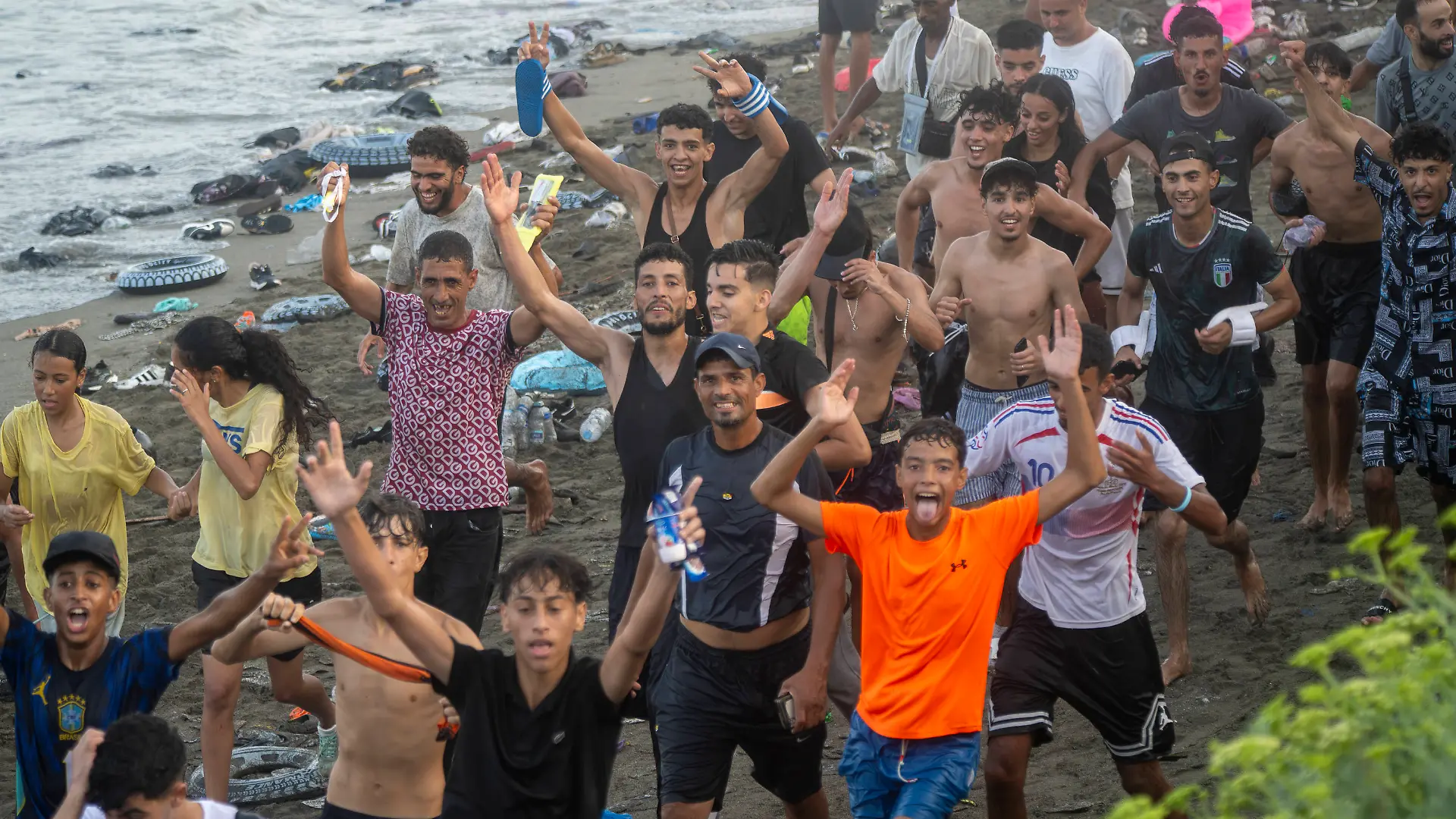 The uncontrolled influx of people into Ceuta from Morocco continues into the night. Dozens of migrants celebrate having crossed the border between Ceuta and Morocco on July 31, 2026, in Madrid, Spain. Numerous people continued to enter Ceuta from Morocco unchecked as night fell on Thursday, July 30. From early in the morning, thousands of migrants had entered the autonomous city by swimming and also on foot, skirting the breakwater that separates the autonomous city from Morocco. Border control units in Ceuta have recovered the bodies of 16 people from the water in the last 24 hours, bringing the total to 47 foreigners found dead in Ceutas waters while attempting to swim across from Morocco so far this year. JULY 31, 2026 Madrid, Spain PUBLICATIONxNOTxINxESP Copyright: xMarcosxMorenox 7696196