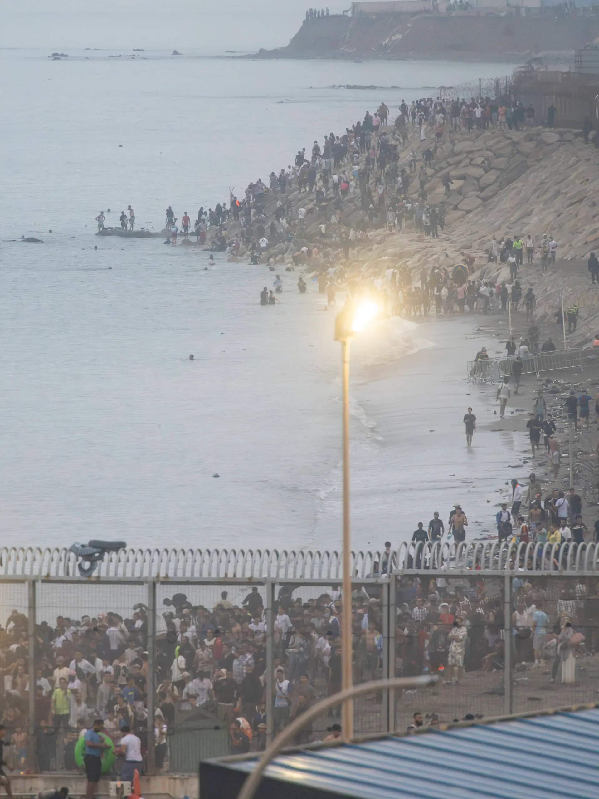 49.000 Migranten überqueren EU-Grenze nach Ceuta – 18 Tote!