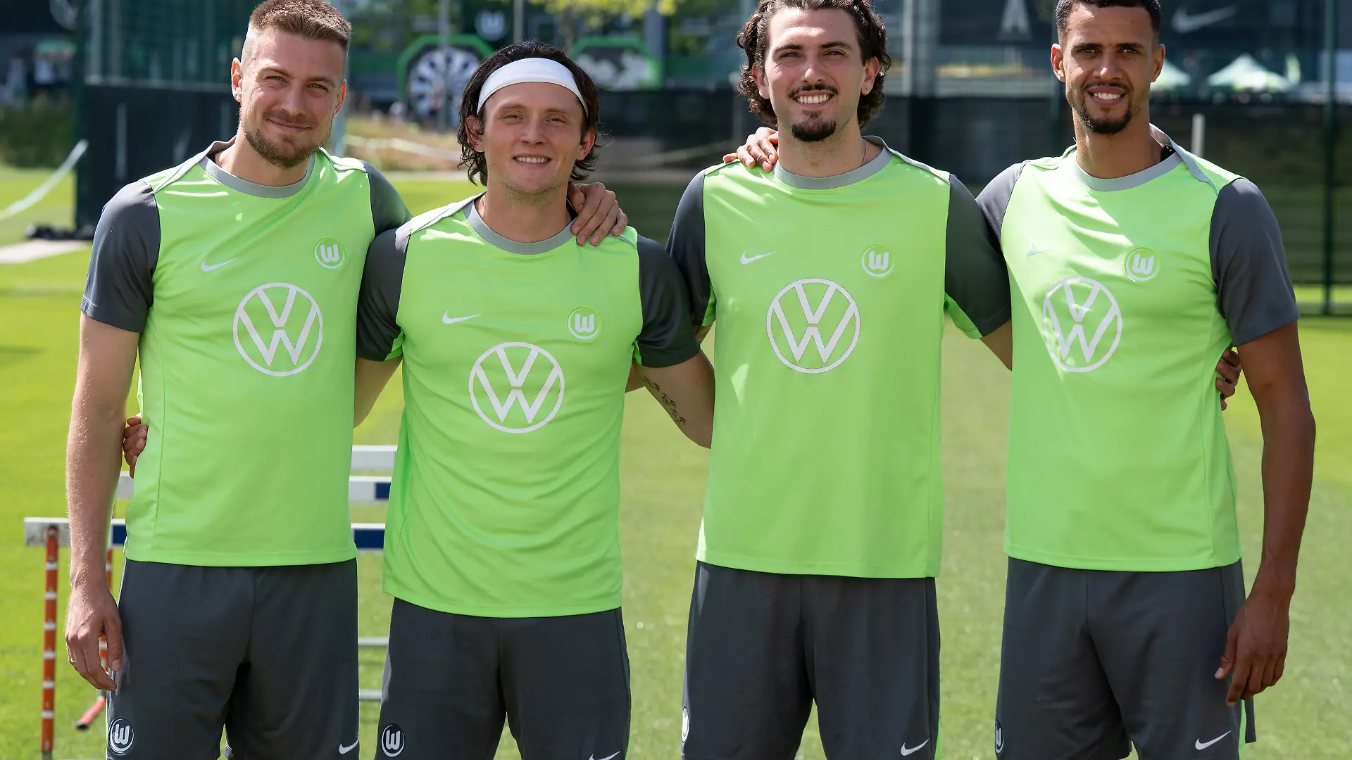 ARCHIV - 24.06.2026, Niedersachsen, Wolfsburg: Fußball: 2. Bundesliga, Trainingsauftakt VfL Wolfsburg, VfL Wolfsburg. Die Neuzugänge Hauke Wahl (l-r), Fabian Reese, Fraser Hornby und Robert Glatzel stehen zusammen. (zu dpa: «VfL Wolfsburg kämpft um den Aufstieg - und ein anderes Image») Foto: Swen Pförtner/dpa - WICHTIGER HINWEIS: Gemäß den Vorgaben der DFL Deutsche Fußball Liga bzw. des DFB Deutscher Fußball-Bund ist es untersagt, in dem Stadion und/oder vom Spiel angefertigte Fotoaufnahmen in Form von Sequenzbildern und/oder videoähnlichen Fotostrecken zu verwerten bzw. verwerten zu lassen. +++ dpa-Bildfunk +++