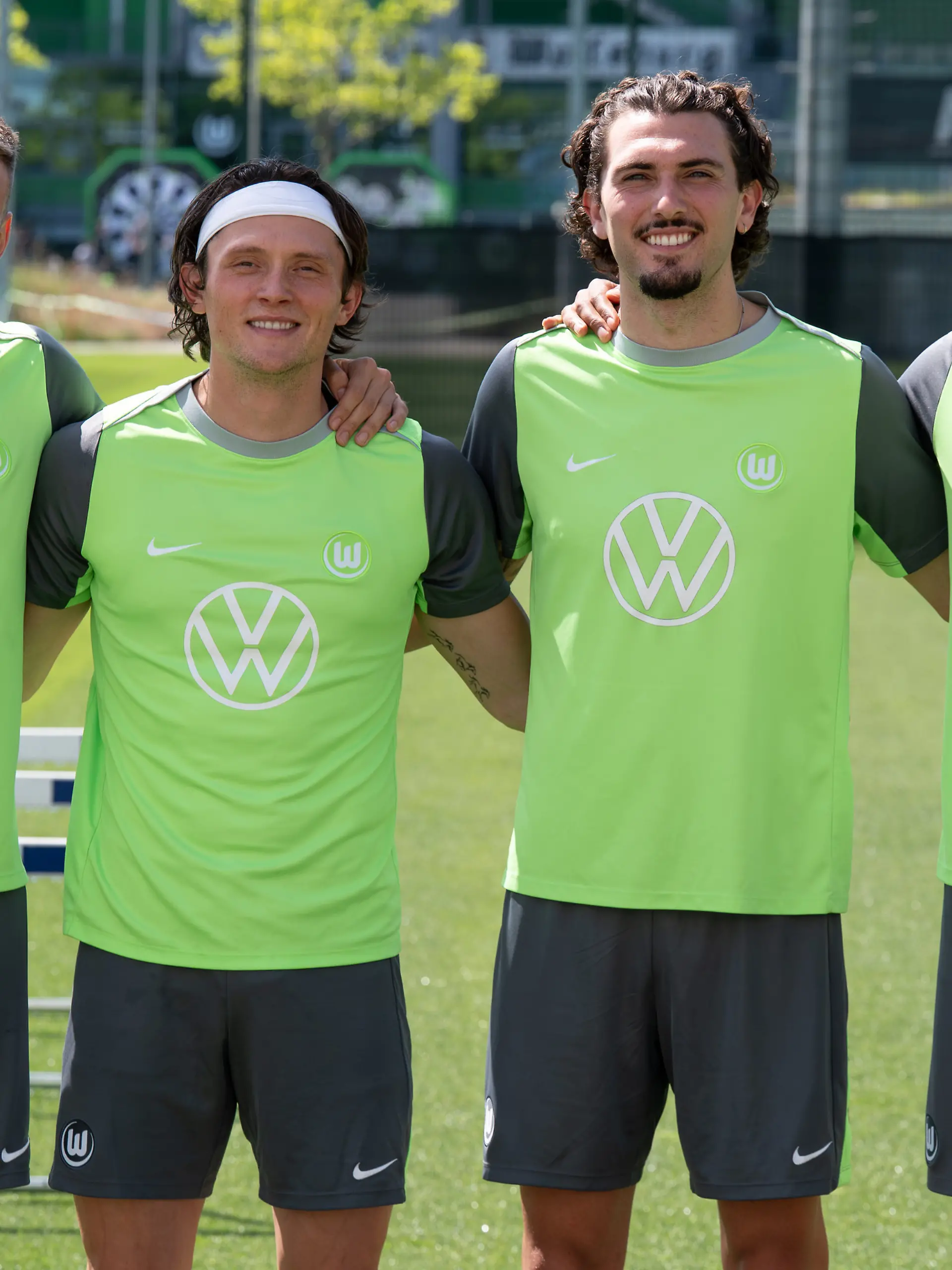 ARCHIV - 24.06.2026, Niedersachsen, Wolfsburg: Fußball: 2. Bundesliga, Trainingsauftakt VfL Wolfsburg, VfL Wolfsburg. Die Neuzugänge Hauke Wahl (l-r), Fabian Reese, Fraser Hornby und Robert Glatzel stehen zusammen. (zu dpa: «VfL Wolfsburg kämpft um den Aufstieg - und ein anderes Image») Foto: Swen Pförtner/dpa - WICHTIGER HINWEIS: Gemäß den Vorgaben der DFL Deutsche Fußball Liga bzw. des DFB Deutscher Fußball-Bund ist es untersagt, in dem Stadion und/oder vom Spiel angefertigte Fotoaufnahmen in Form von Sequenzbildern und/oder videoähnlichen Fotostrecken zu verwerten bzw. verwerten zu lassen. +++ dpa-Bildfunk +++