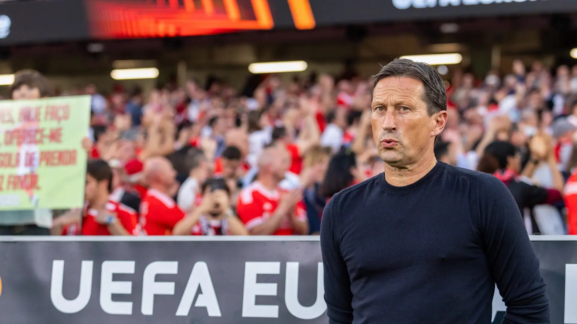 Fußball: Europa League, Benfica Lissabon - Olympique Marseille, K.o.-Runde, Viertelfinale, Hinspiele. Roger Schmidt, Trainer von Benfica beobachtet die Partie. Er wird Fußball-Boss von Red Bull und damit Nachfolger von Jürgen Klopp. (zu dpa: «Red Bull holt Roger Schmidt als Nachfolger von Klopp») +++ dpa-Bildfunk +++