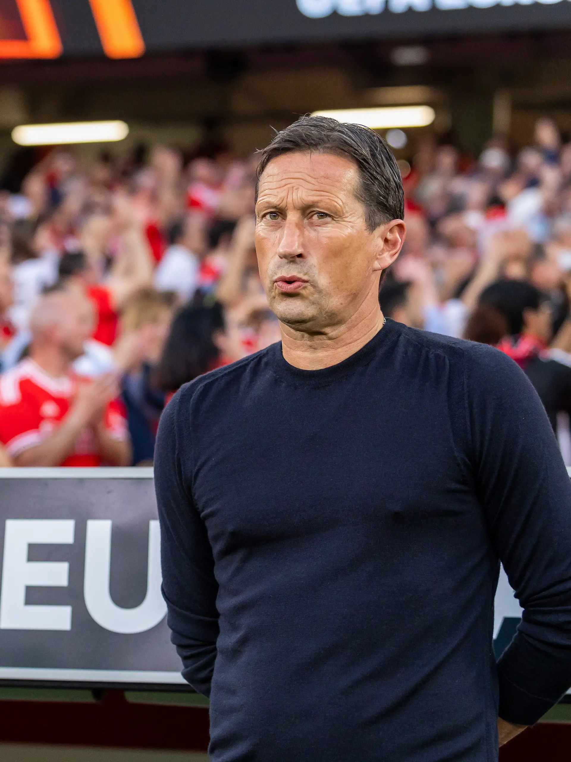 Fußball: Europa League, Benfica Lissabon - Olympique Marseille, K.o.-Runde, Viertelfinale, Hinspiele. Roger Schmidt, Trainer von Benfica beobachtet die Partie. Er wird Fußball-Boss von Red Bull und damit Nachfolger von Jürgen Klopp. (zu dpa: «Red Bull holt Roger Schmidt als Nachfolger von Klopp») +++ dpa-Bildfunk +++
