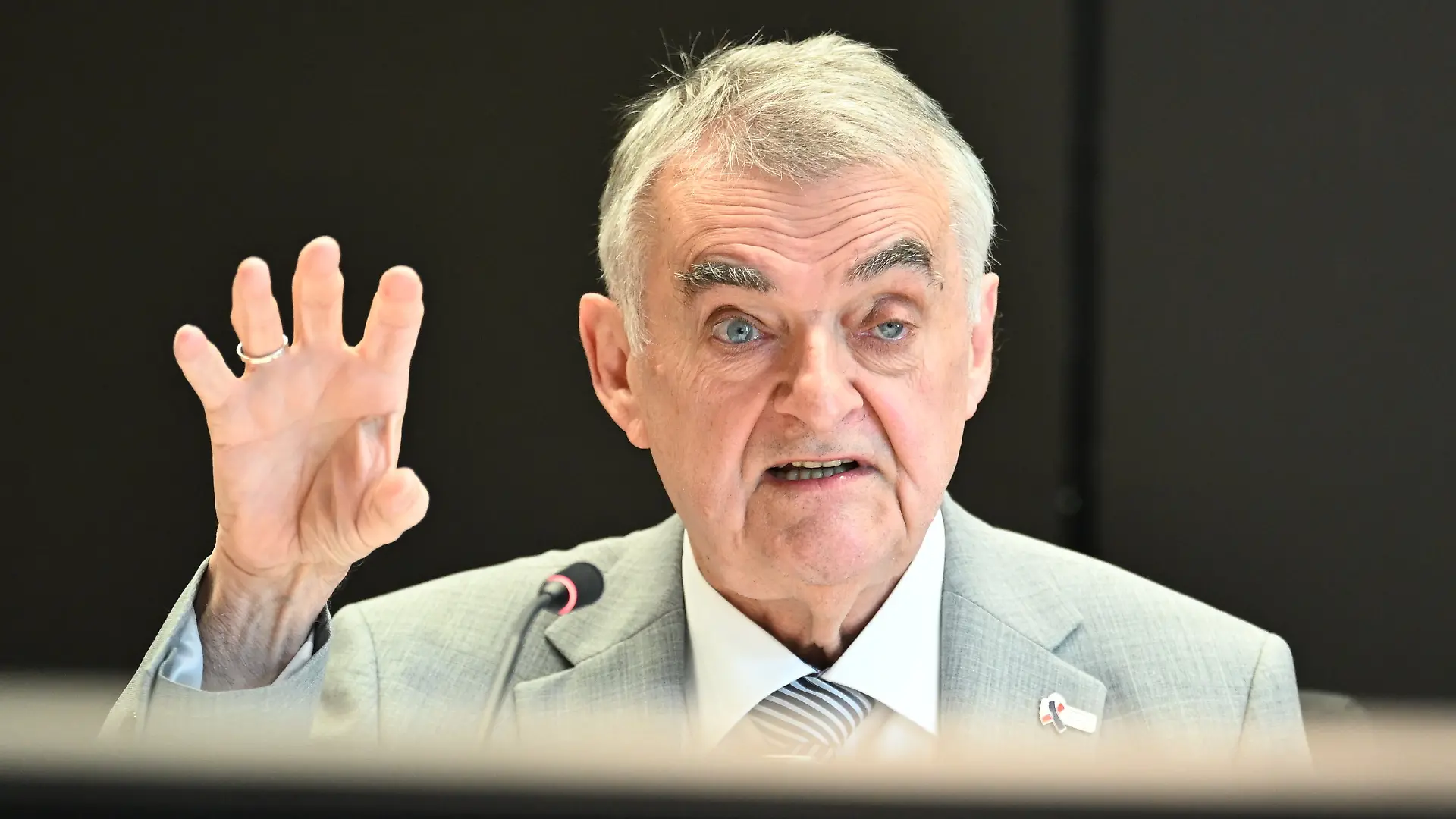 29.07.2026, Nordrhein-Westfalen, Düsseldorf: Herbert Reul (CDU), Innenminister von Nordrhein-Westfalen, spricht während einer Pressekonferenz. Reul informierte über den Umgang mit Gefährdern in Nordrhein-Westfalen. Foto: Federico Gambarini/dpa +++ dpa-Bildfunk +++