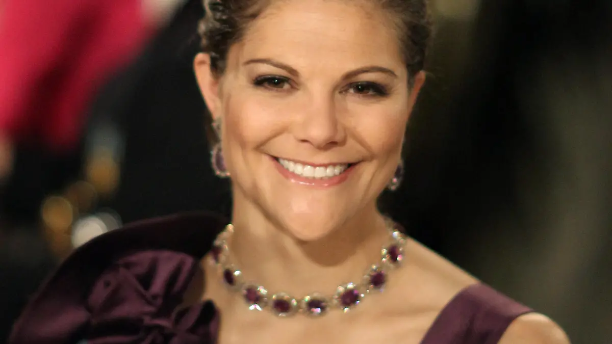 ARCHIV - Kronprinzessin Victoria von Schweden lächelt beim Bankett nach der Verleihung der Nobelpreise in Stockholm (Archivfoto vom 10.12.2009). Das Geheimnis um Kronprinzessin Victorias Brautkleid gilt für einige schwedische Medien als gelüftet: Der Stockholmer Modedesigner Pär Engsheden habe es entworfen, berichtete der Fernsehsender SVT fünf Tage vor Victorias Hochzeit mit ihrem Ex-Fitnesstrainer Daniel Westling. Auch die Zeitung "Expressen" will sich sicher sein, dass Engsheden den "Auftrag für das exklusive Brautkleid unter strengster Geheimhaltung hinter den Mauern des Königsschlosses ausgeführt hat". Foto: Kay Nietfeld (zu dpa 0090 vom 15.06.2010) +++(c) dpa - Bildfunk+++