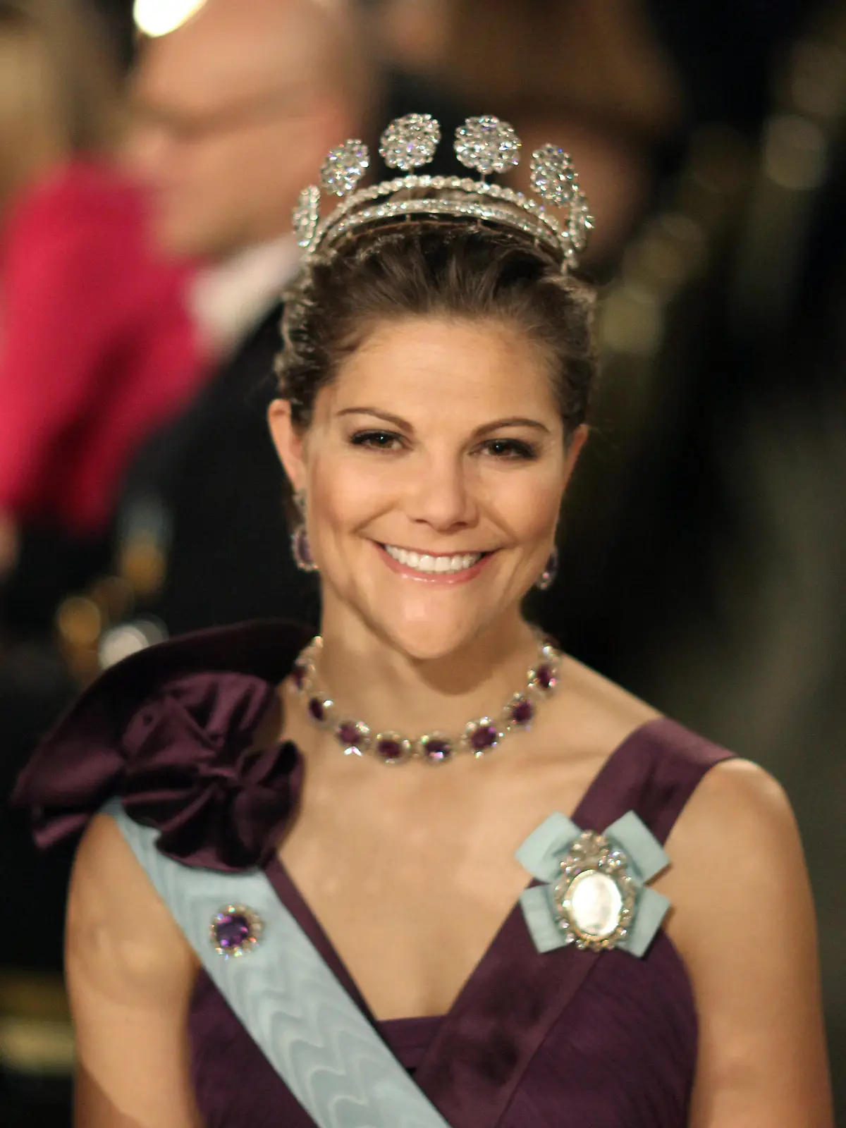 ARCHIV - Kronprinzessin Victoria von Schweden lächelt beim Bankett nach der Verleihung der Nobelpreise in Stockholm (Archivfoto vom 10.12.2009). Das Geheimnis um Kronprinzessin Victorias Brautkleid gilt für einige schwedische Medien als gelüftet: Der Stockholmer Modedesigner Pär Engsheden habe es entworfen, berichtete der Fernsehsender SVT fünf Tage vor Victorias Hochzeit mit ihrem Ex-Fitnesstrainer Daniel Westling. Auch die Zeitung "Expressen" will sich sicher sein, dass Engsheden den "Auftrag für das exklusive Brautkleid unter strengster Geheimhaltung hinter den Mauern des Königsschlosses ausgeführt hat". Foto: Kay Nietfeld (zu dpa 0090 vom 15.06.2010)  +++(c) dpa - Bildfunk+++
