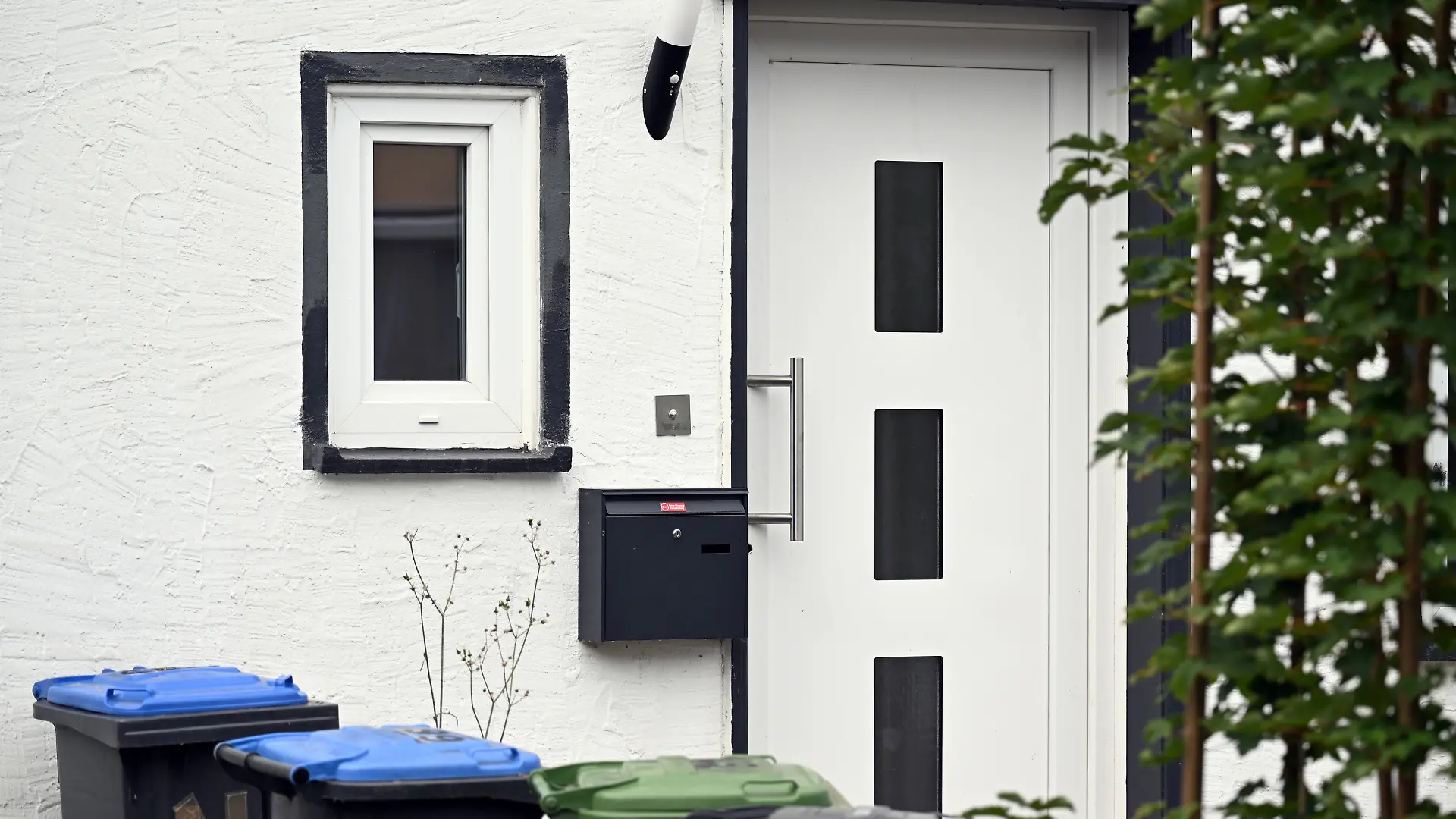31.07.2026, Nordrhein-Westfalen, Soest: Unkraut wächst vor einem Reihenhaus. Hier soll eine Frau monatelang von vier Männern gefangen gehalten und gequält worden sein. Foto: Federico Gambarini/dpa +++ dpa-Bildfunk +++