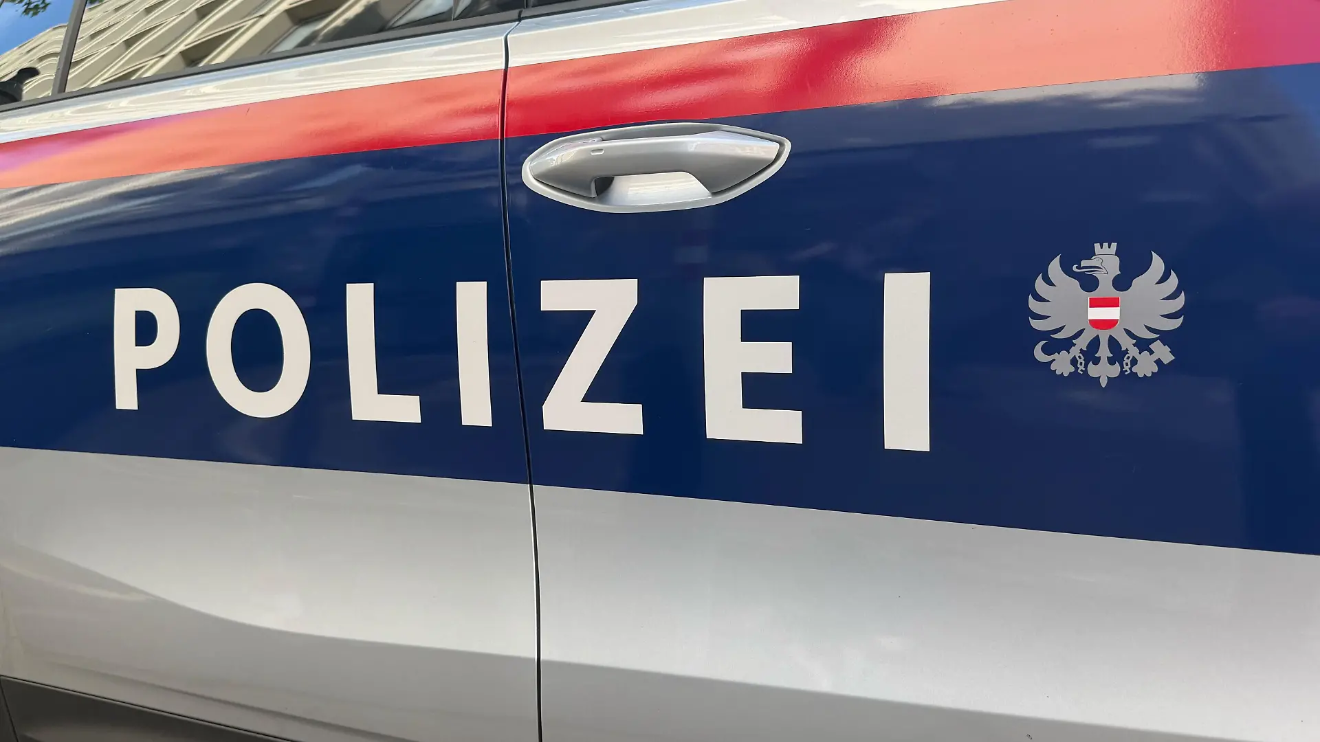 Der Schriftzug «Polizei» steht an einem Einsatzfahrzeug der österreichischen Polizei. (zu dpa: «Terrorverdacht gegen 14-Jährigen in Österreich») +++ dpa-Bildfunk +++