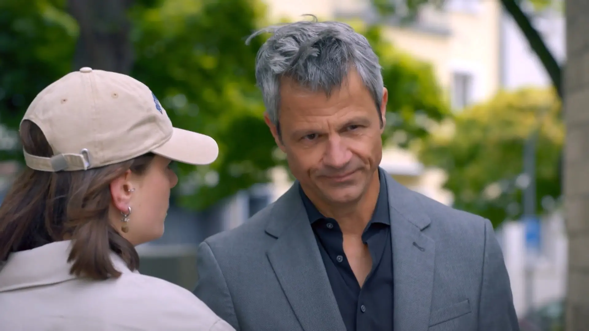 Benedikt vertraut Larissa sein Dilemma an Die „Unter uns“-Wochenvorschau (Teil 3)