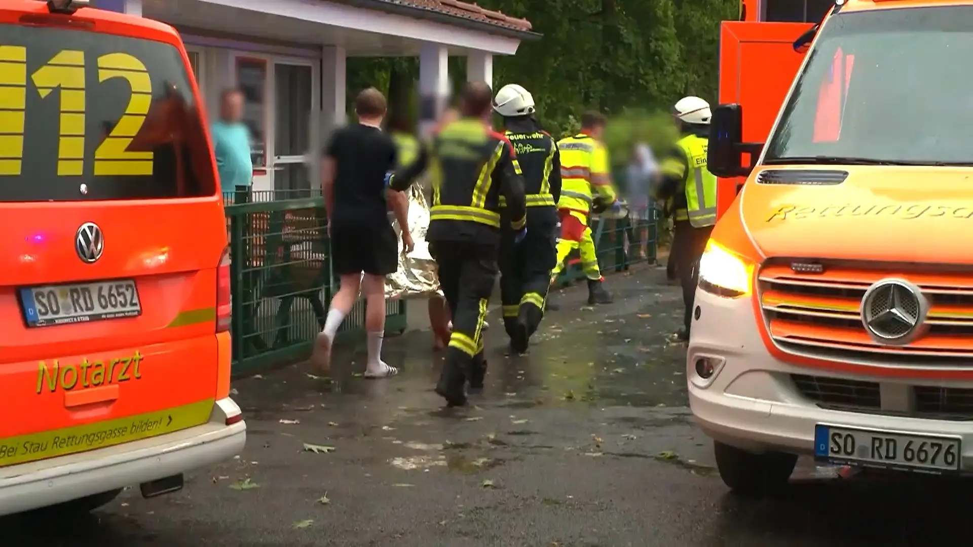 Baumteile stürzen auf Jugendliche Sturm am Möhnesee