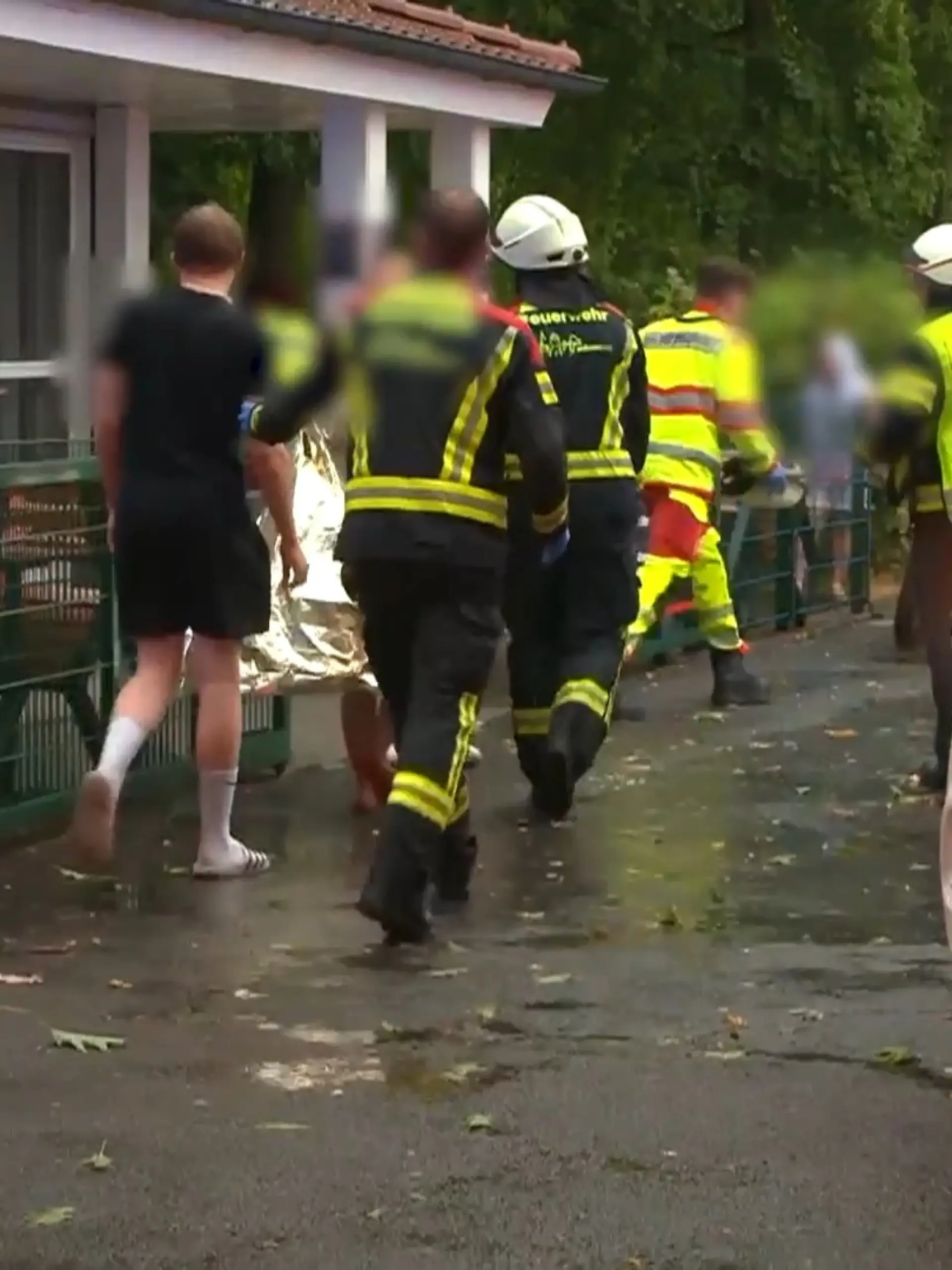 Bild zu: "Baumteile stürzen auf Jugendliche"