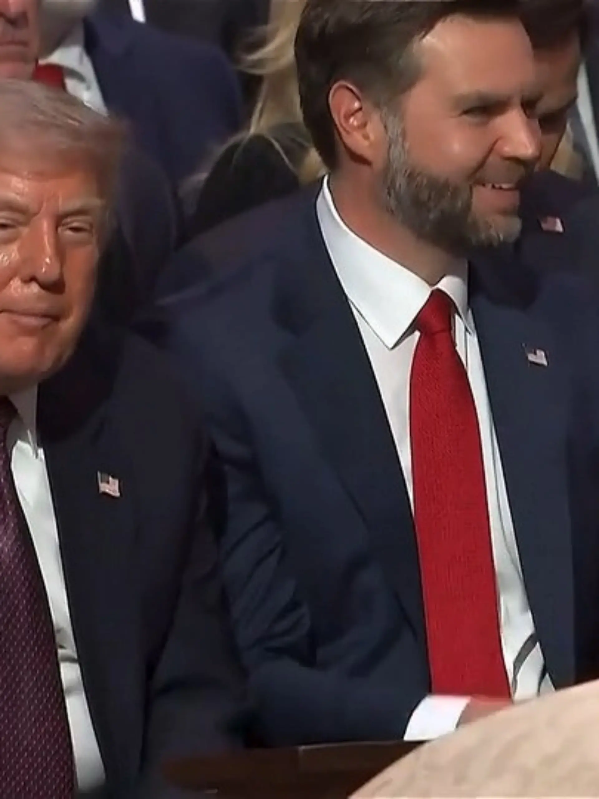Bild zu: "Auf Beerdigung für US-Senator! Trump reißt Witze während Trauerrede"